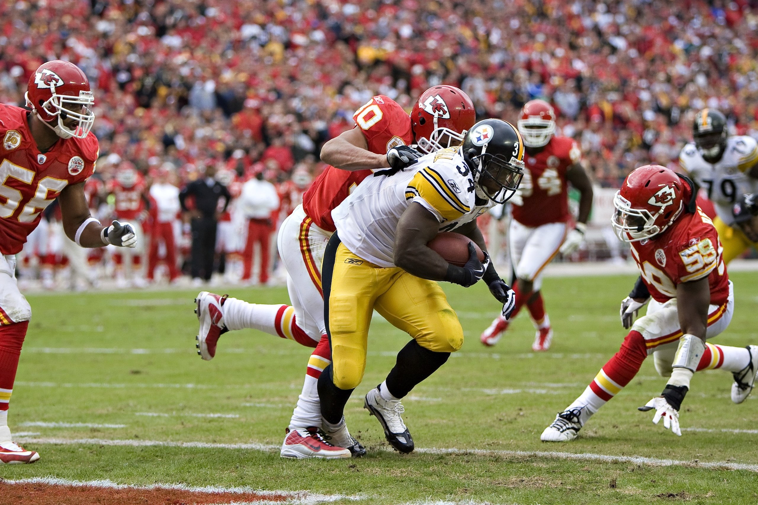 KANSAS CITY, MO - NOVEMBER 22: Running back Rashard Mendenhall #34 of the Pittsburgh Steelers scores a touchdown in NFL game action against the Kansas City Chiefs at Arrowhead Stadium on November 22, 2009 in Kansas City, Missouri. The Chiefs defeated th KANSAS CITY, MO - NOVEMBER 22: Running back Rashard Mendenhall #34 of the Pittsburgh Steelers scores a touchdown in NFL game action against the Kansas City Chiefs at Arrowhead Stadium on November 22, 2009 in Kansas City, Missouri. The Chiefs defeated th