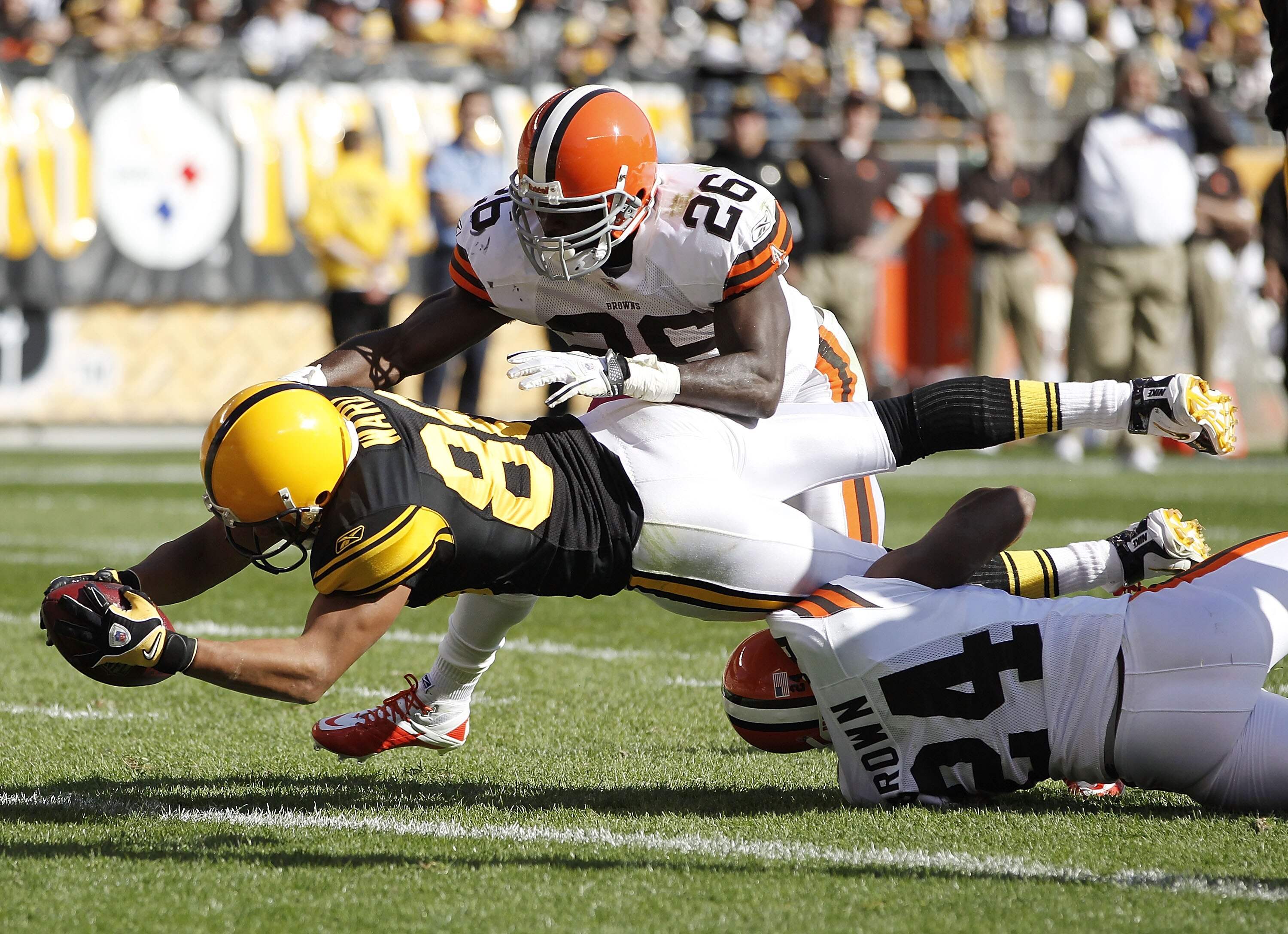 PITTSBURGH - OCTOBER 17:  Hines Ward #86 of the Pittsburgh Steelers scores a third quarter touchdown between Abram Elam #26 and Sheldon Brown #24 of the Cleveland Browns on October 17, 2010 at Heinz Field in Pittsburgh, Pennsylvania. Pittsburgh won the ga