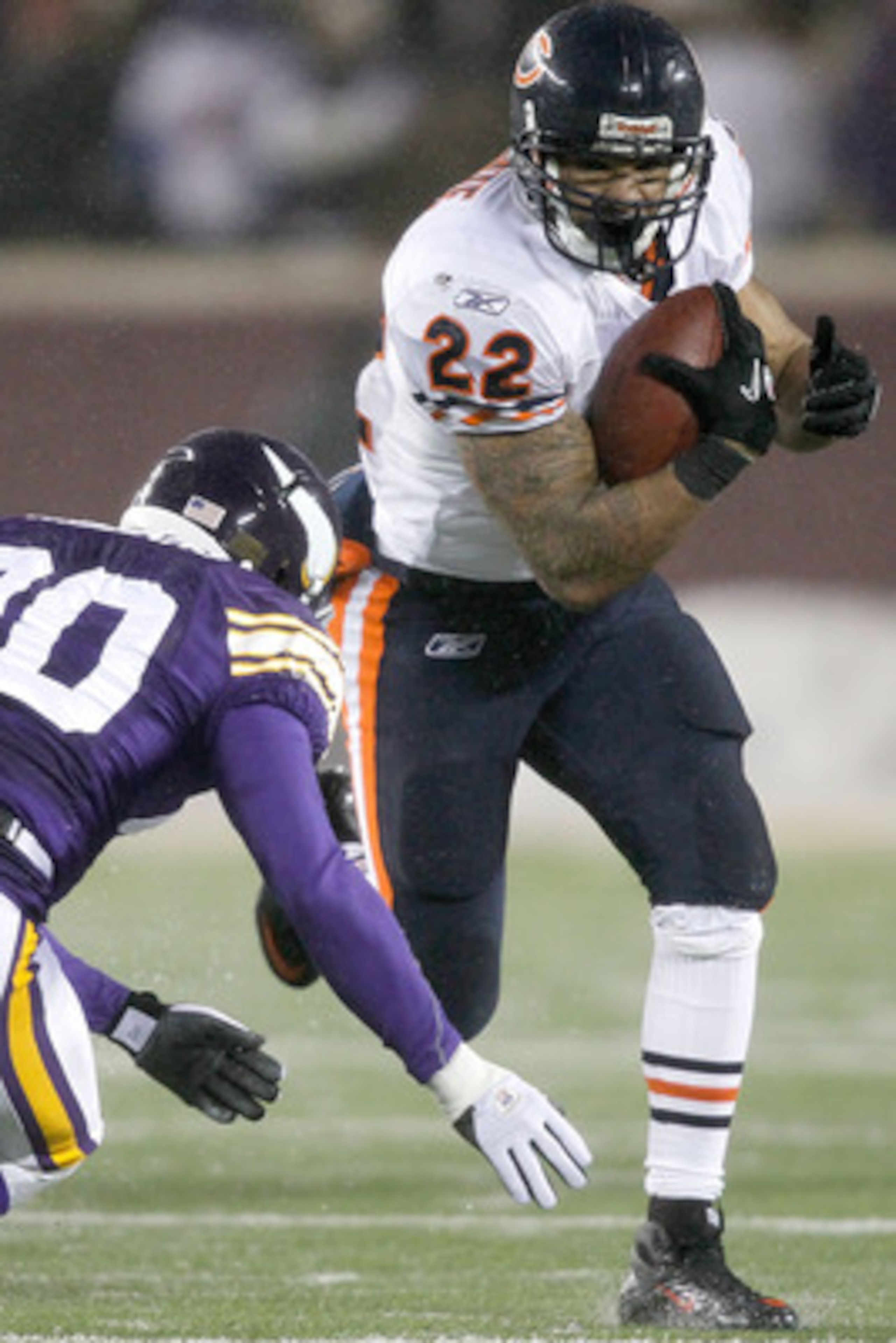 MINNEAPOLIS, MN - DECEMBER 20: Matt Forte #22 of the Chicago Bears carries the ball against Madieu Williams #20 of the Minnesota Vikings at TCF Bank Stadium on December 20, 2010 in Minneapolis, Minnesota. (Photo by Matthew Stockman/Getty Images) MINNEAPOLIS, MN - DECEMBER 20: Matt Forte #22 of the Chicago Bears carries the ball against Madieu Williams #20 of the Minnesota Vikings at TCF Bank Stadium on December 20, 2010 in Minneapolis, Minnesota. (Photo by Matthew Stockman/Getty Images)