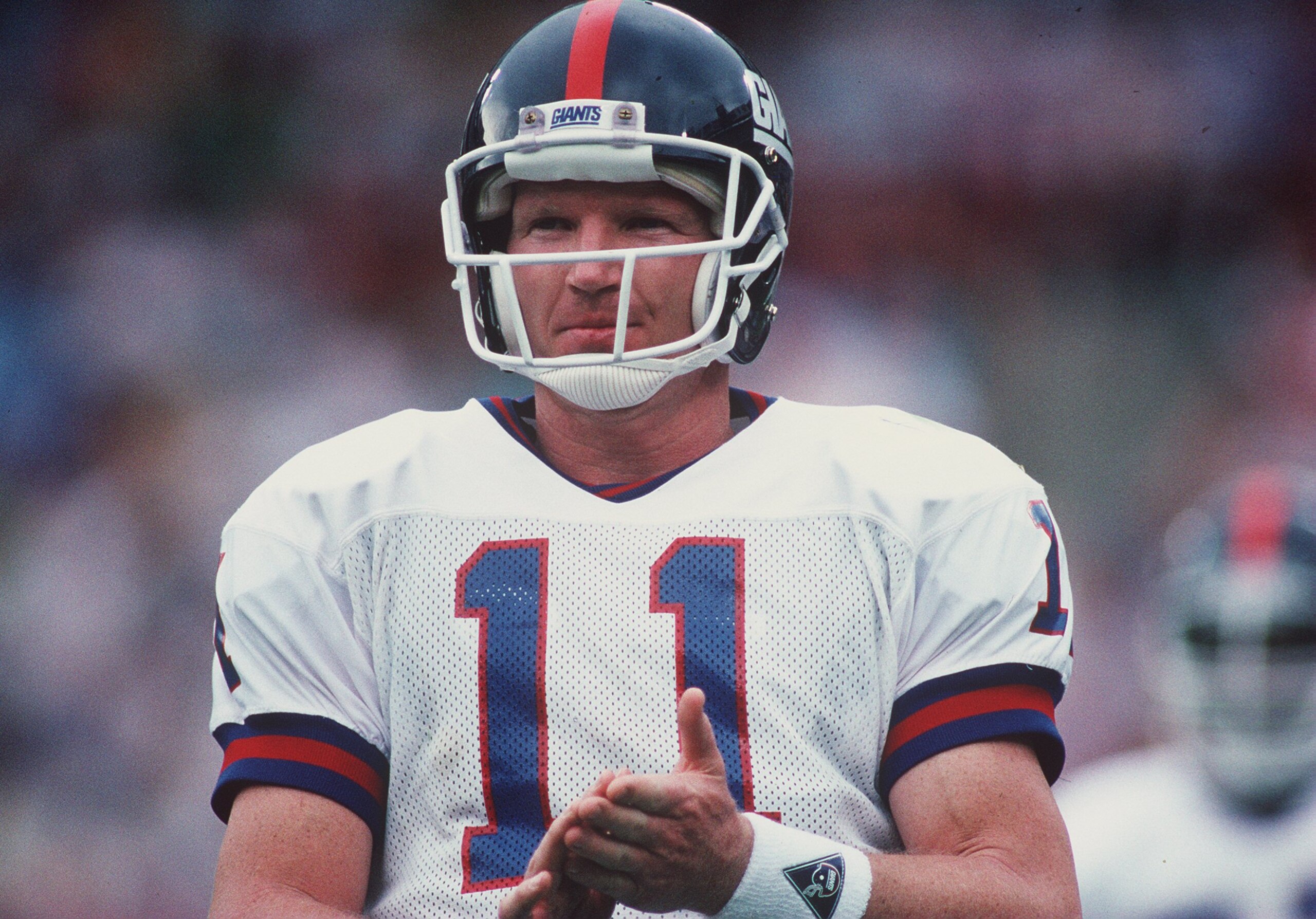 11 NOV 1989:  NEW YORK GIANTS QUARTERBACK PHIL SIMMS LOOKS TO THE SIDELINES DURING THEIR 31-7 WIN OVER THE LOS ANGELES RAMS AT ANAHEIM STADIUM IN ANAHEIM, CALIFORNIA. Mandatory Credit: Mike Powell/ALLSPORT