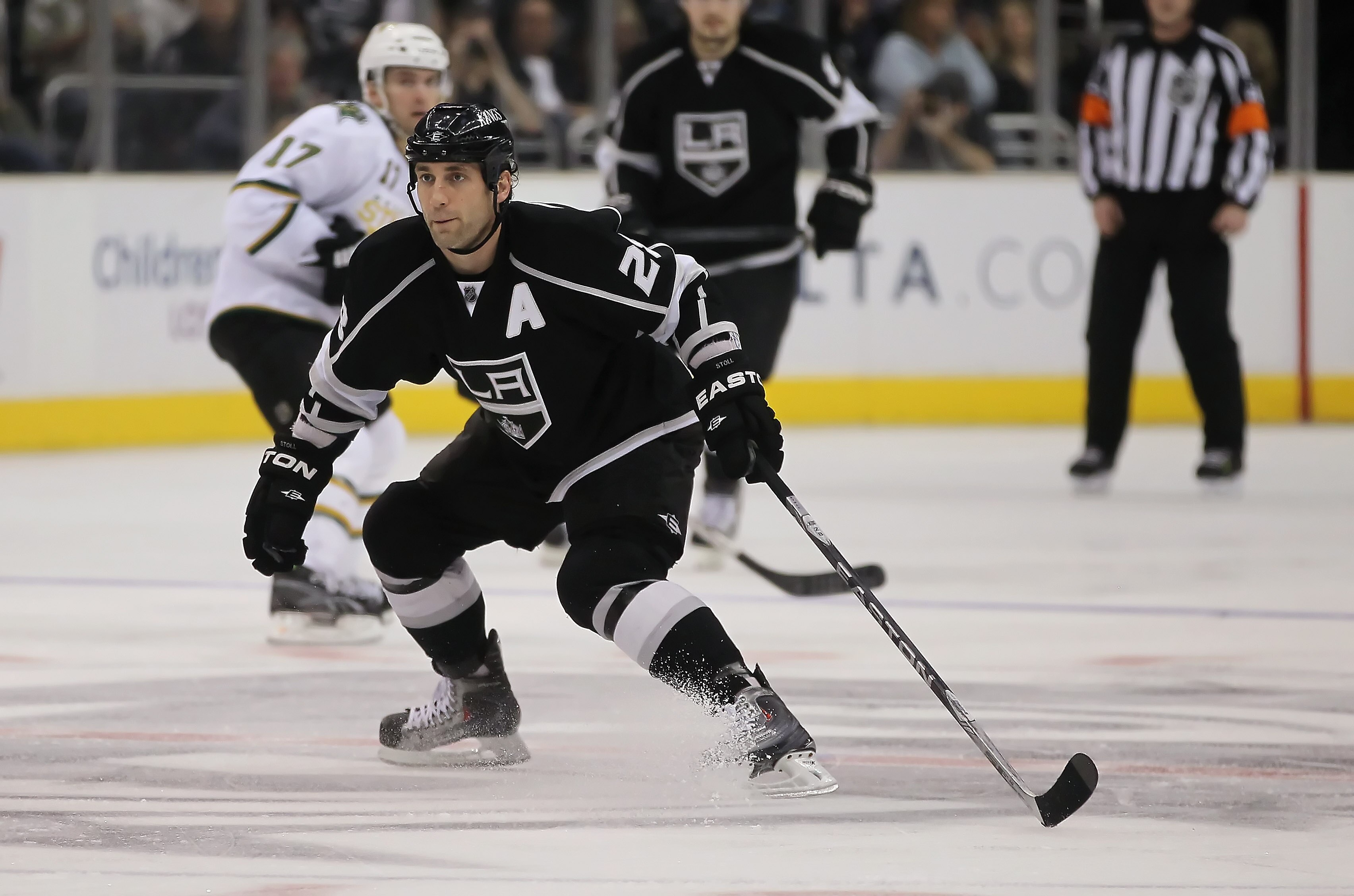LOS ANGELES, CA - APRIL 02:  Jarret Stoll #28 of the Los Angeles Kings skates against the Dallas Stars at Staples Center on April 2, 2011 in Los Angeles, California.  (Photo by Jeff Gross/Getty Images)