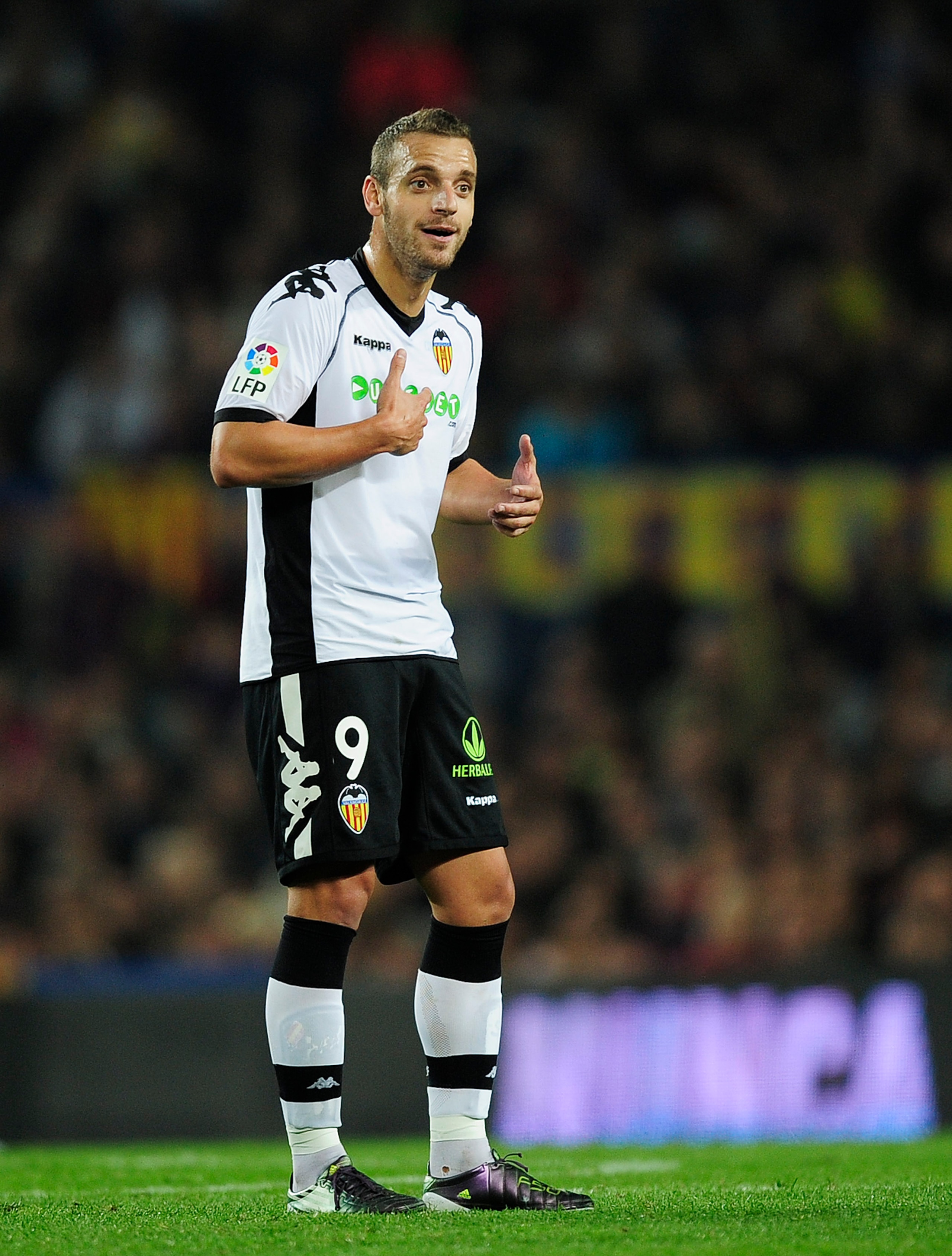 BARCELONA, SPAIN - OCTOBER 16:  Roberto Soldado of Valencia reacts during the La Liga match between Barcelona and Valencia at the Camp Nou stadium on October 16, 2010 in Barcelona, Spain. Barcelona won the match 2-1.  (Photo by David Ramos/Getty Images)