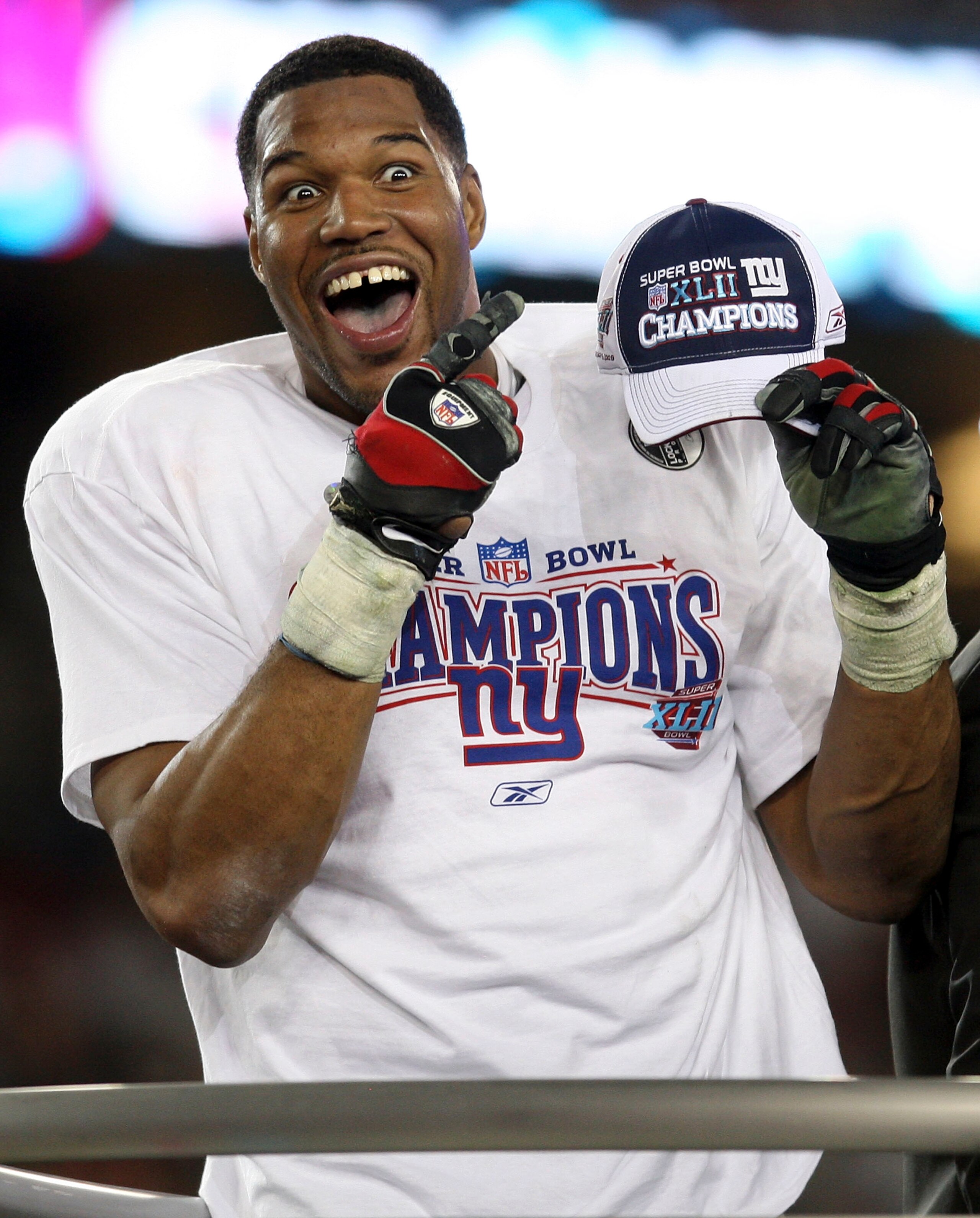 GLENDALE, AZ - FEBRUARY 03:  Defensive end Michael Strahan #92 of the New York Giants celebrates after defeating the New England Patriots 17-14 during Super Bowl XLII on February 3, 2008 at the University of Phoenix Stadium in Glendale, Arizona.  (Photo b