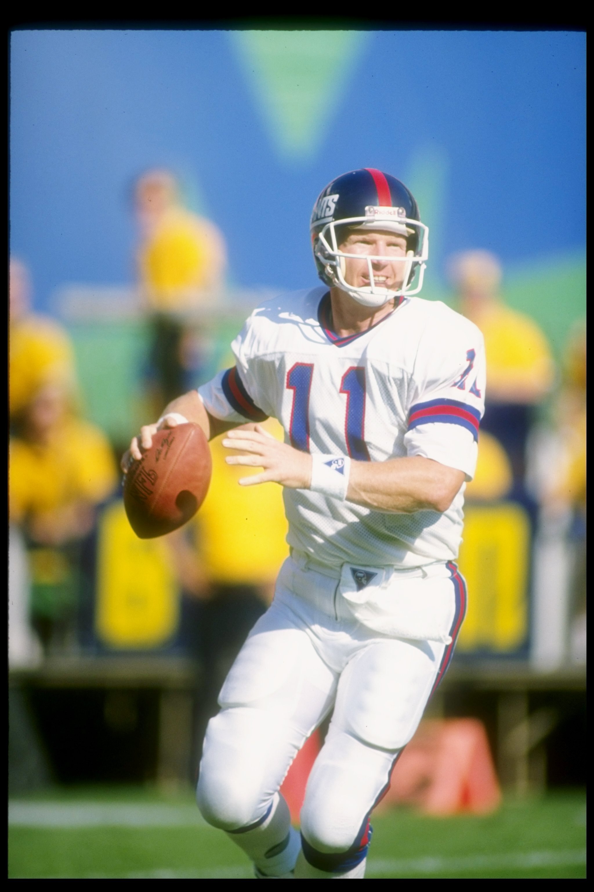12 Nov 1989:  Quarterback Phil Simms of the New York Giants looks to pass the ball during a game against the Los Angeles Rams at Anaheim Stadium in Anaheim, California.  The Rams won the game, 31-10. Mandatory Credit: Mike Powell  /Allsport