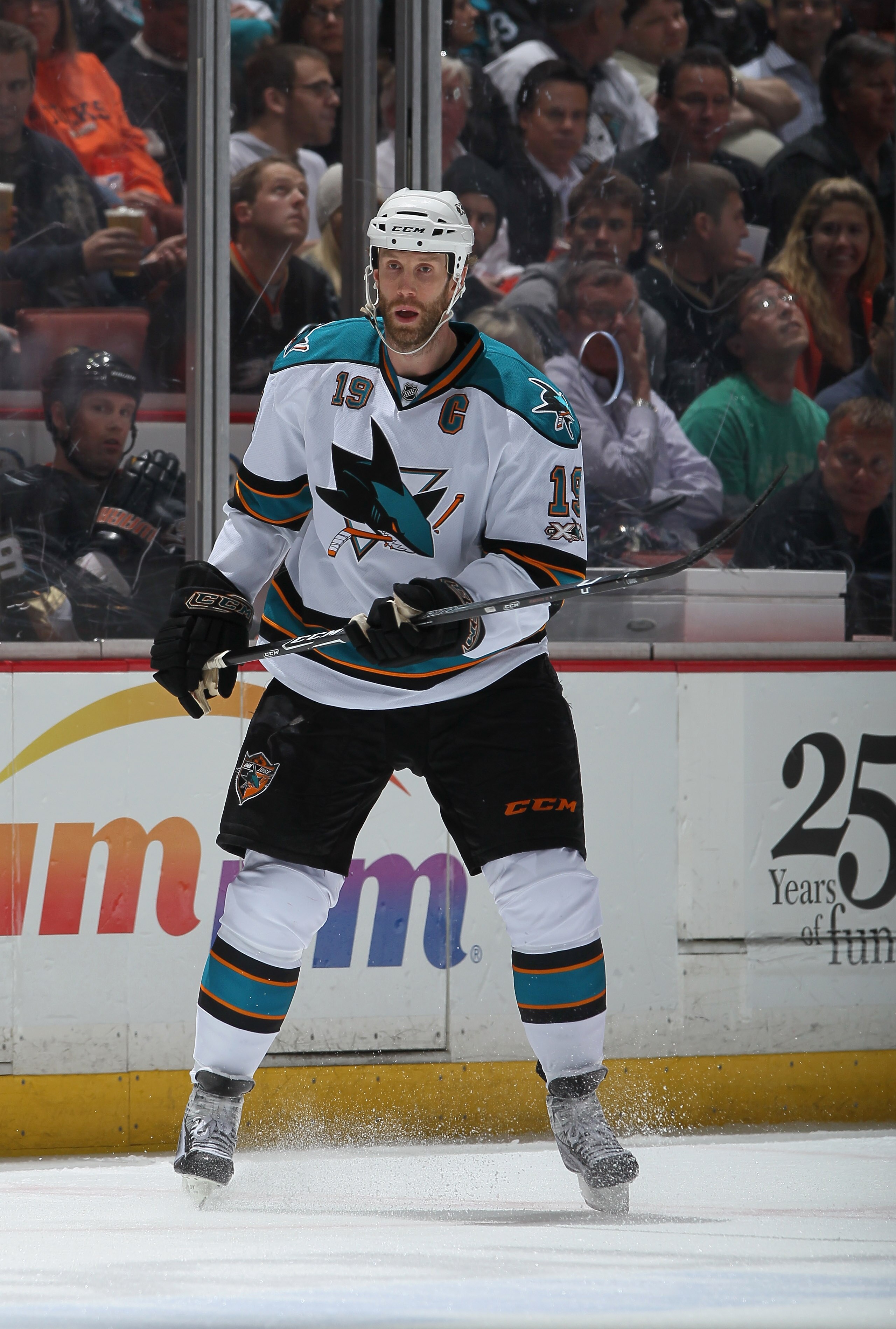 ANAHEIM, CA - APRIL 06:  Joe Thornton #15 of the San Jose Sharks skates against the Anaheim Ducks at Honda Center on April 6, 2011 in Anaheim, California.  (Photo by Jeff Gross/Getty Images)