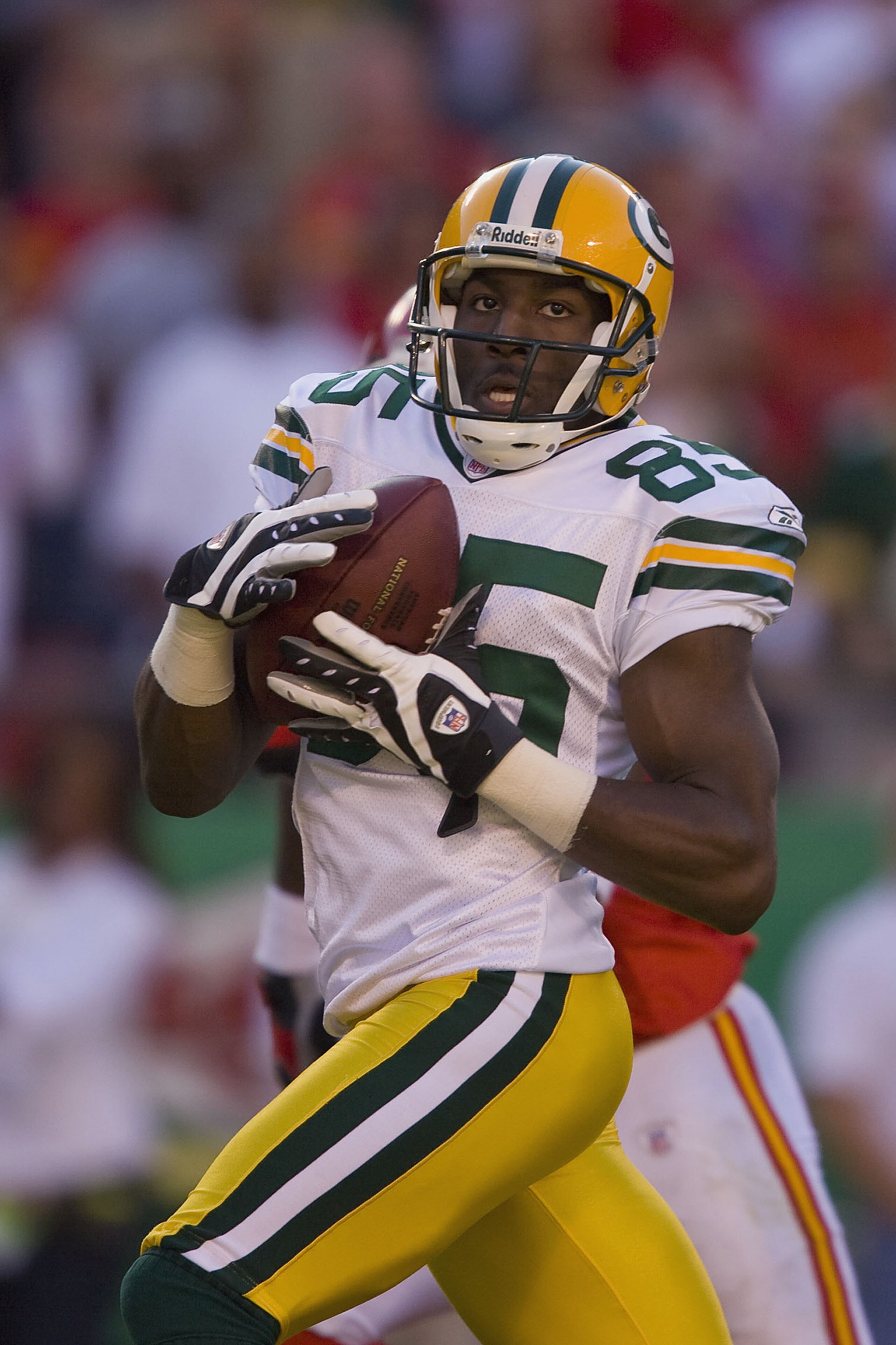 KANSAS CITY, MO - NOVEMBER 4:  Greg Jennings #85 of the Green Bay Packers catches a pass against the Kansas City Chiefs on November 4, 2007 at Arrowhead Stadium in Kansas City, Missouri. The Packers won 33-22. (Photo by Dilip Vishwanat/Getty Images)