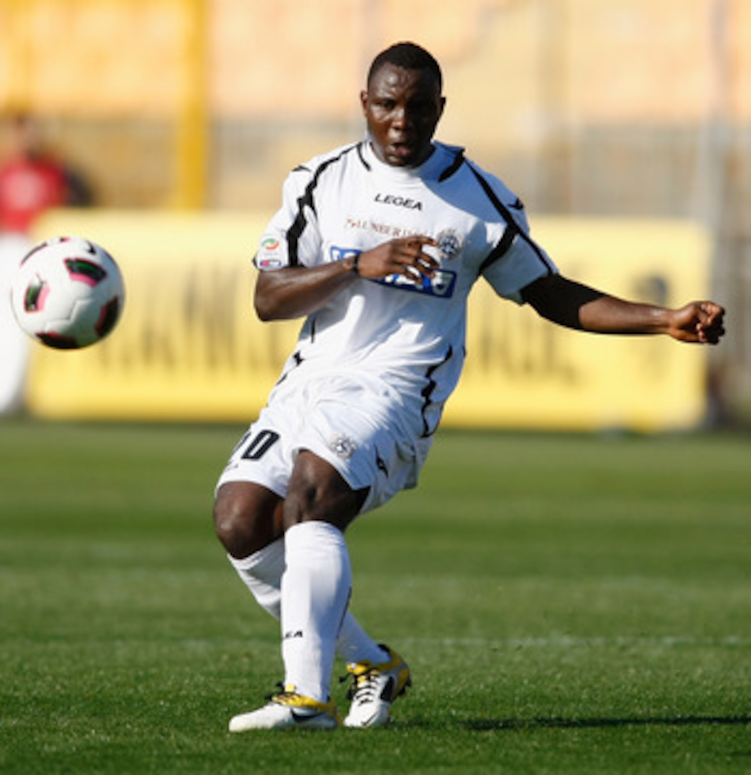 LECCE, ITALY - APRIL 03:  Pablo Armero of Udinese during the Serie A match between US Lecce and Udinese Calcio at Stadio Via del Mare on April 3, 2011 in Lecce, Italy.  (Photo by Maurizio Lagana/Getty Images)