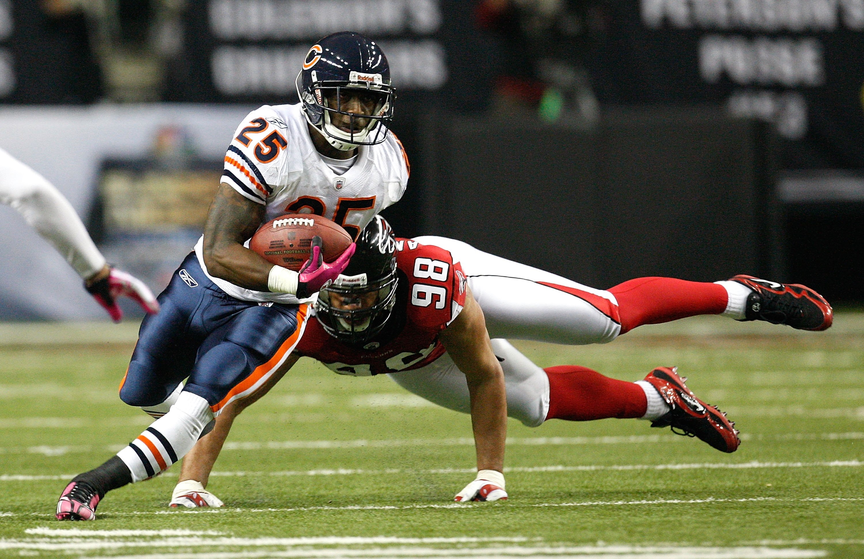 ATLANTA - OCTOBER 18:  Garrett Wolfe #25 of the Chicago Bears against the Atlanta Falcons at Georgia Dome on October 18, 2009 in Atlanta, Georgia.  (Photo by Kevin C. Cox/Getty Images)