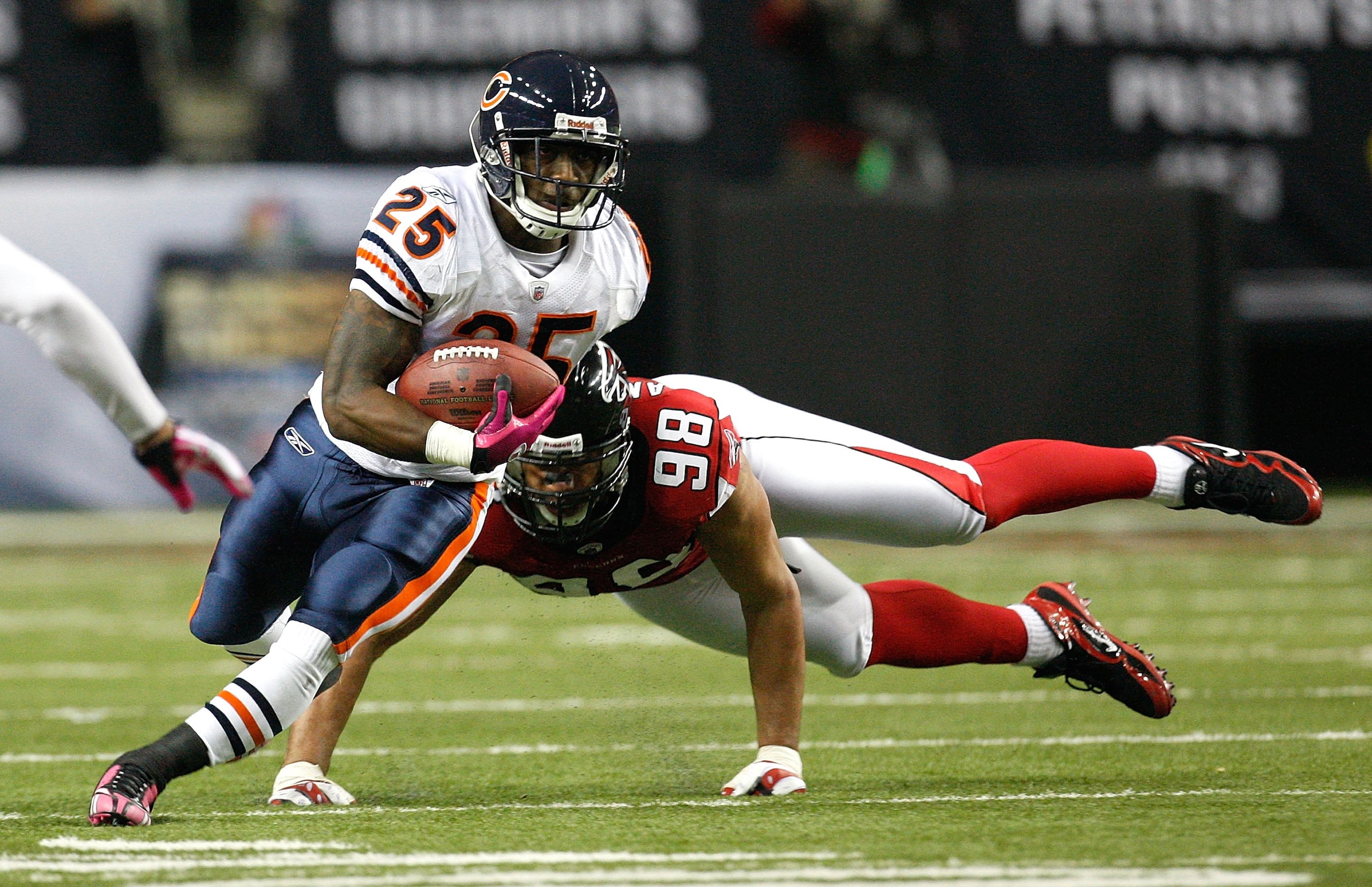 ATLANTA - OCTOBER 18:  Garrett Wolfe #25 of the Chicago Bears against the Atlanta Falcons at Georgia Dome on October 18, 2009 in Atlanta, Georgia.  (Photo by Kevin C. Cox/Getty Images)