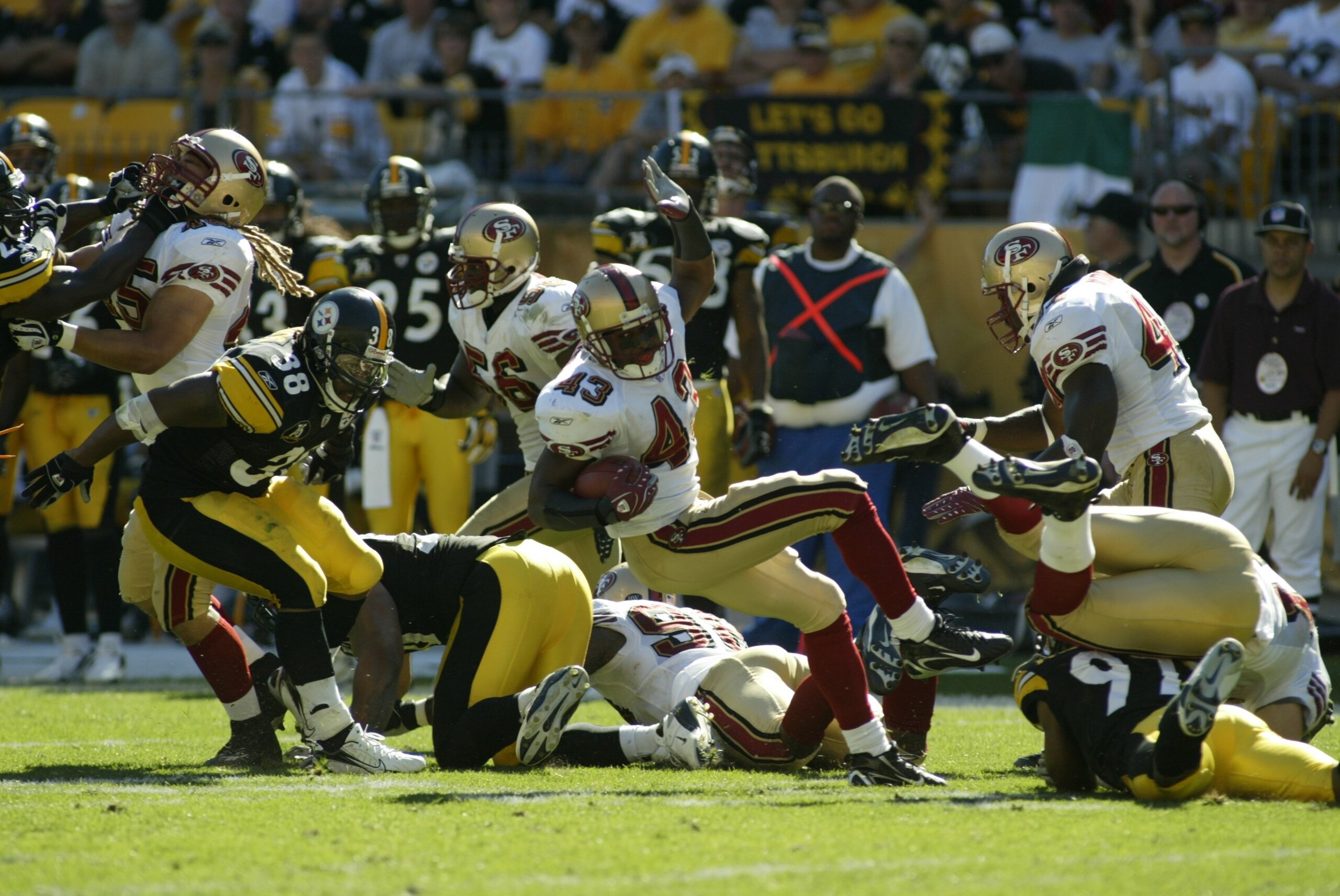 PITTSBURGH - SEPTEMBER 23: Maurice Hicks #43 of the San Francisco 49ers carries the ball against the Pittsburgh Steelers on September 23, 2007 During the NFL game at Heinz Field in Pittsburgh, Pennsylvania. The Steelers won 36-17. (Photo by Rick Stewart/G