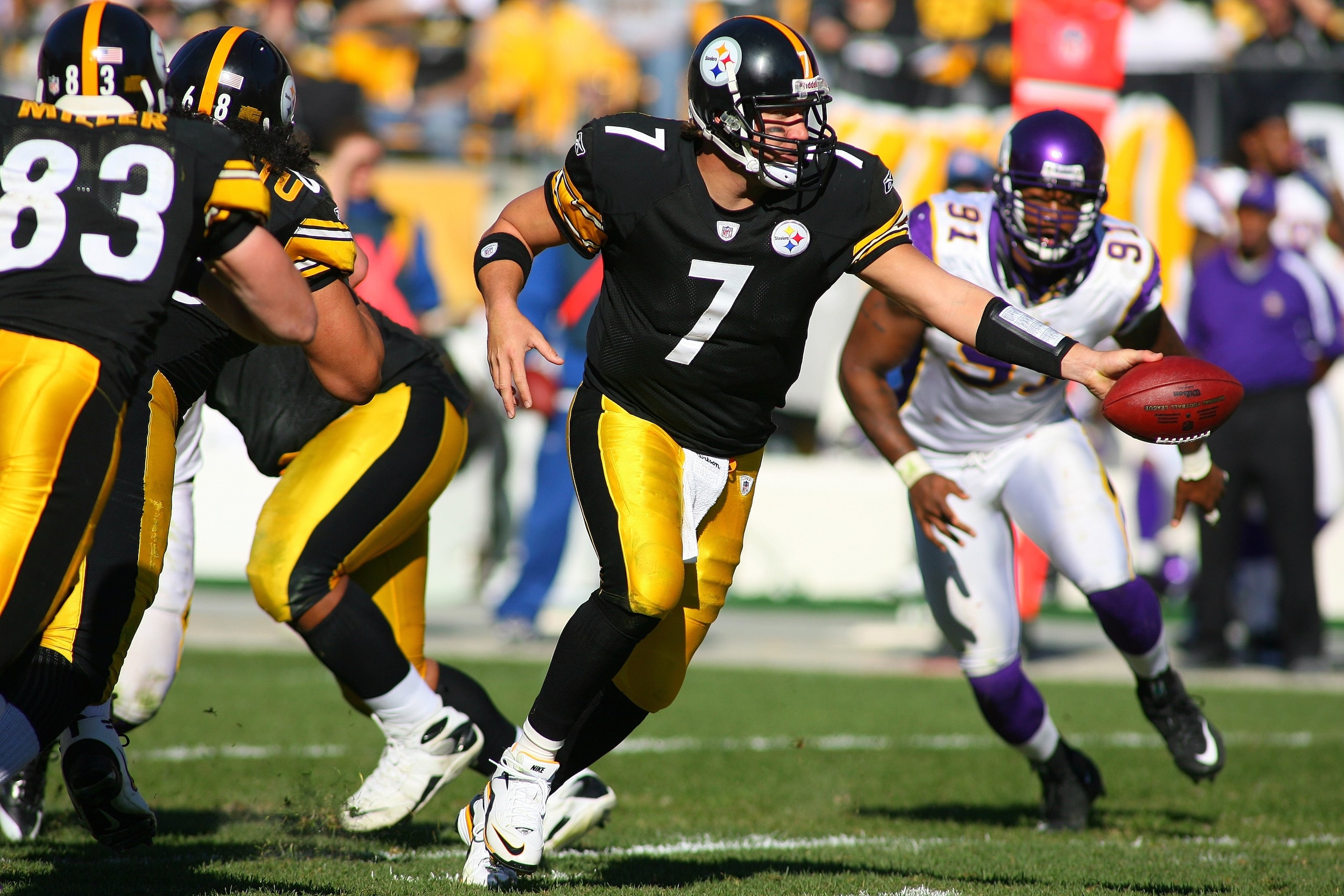 PITTSBURGH - OCTOBER 25:  Quarterback Ben Roethlisberger #7 of the Pittsburgh Steelers looks to hand off the ball during the NFL game against the Minnesota Vikings at Heinz Field on October 25, 2009 in Pittsburgh, Pennsylvania. The Steelers defeated the V