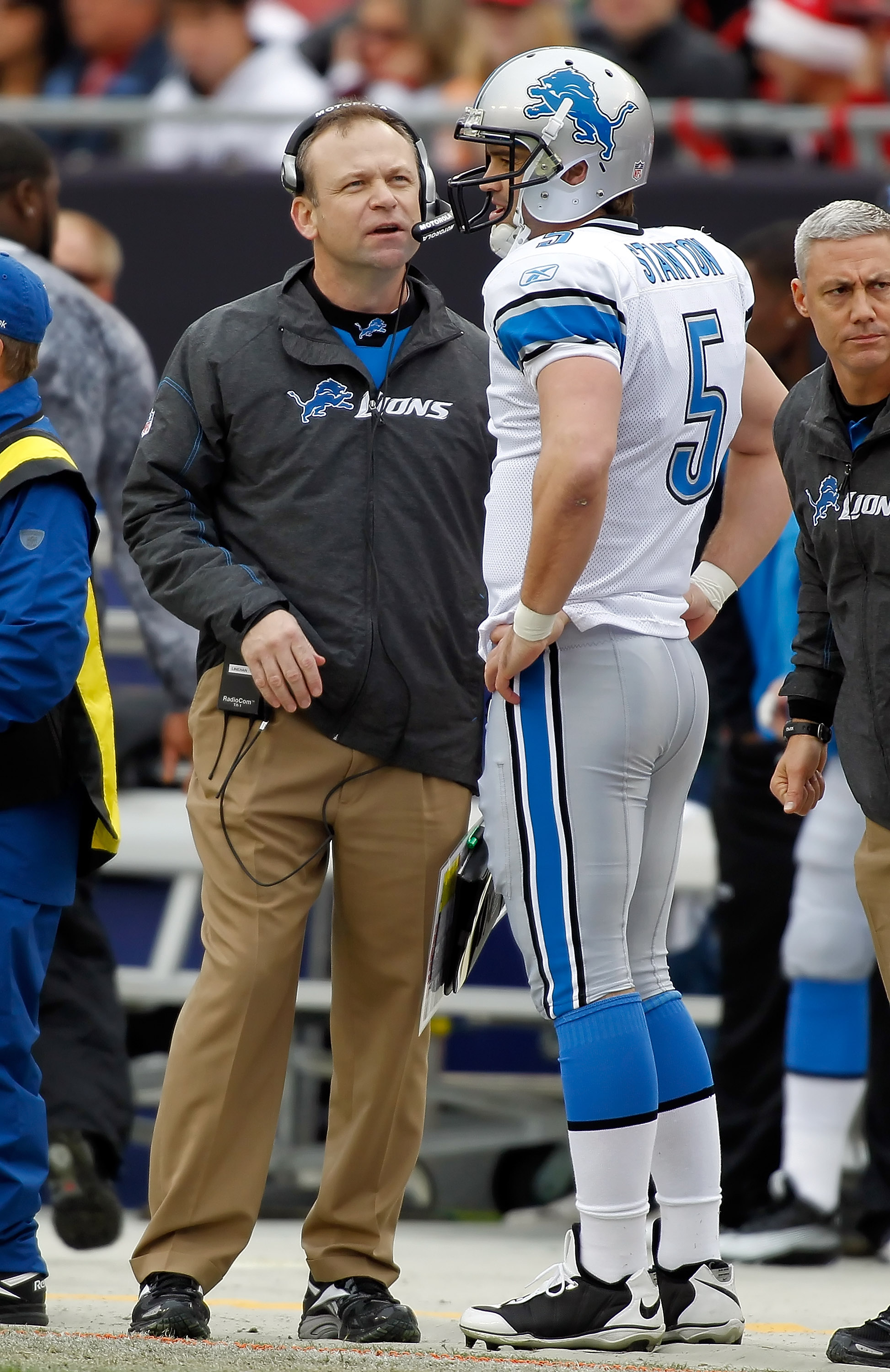 TAMPA, FL - DECEMBER 19:  Quarterback Drew Stanton #5 of the Detroit Lions talks with offensive coordinator Scott Linehan during their game against the Tampa Bay Buccaneers at Raymond James Stadium on December 19, 2010 in Tampa, Florida.  (Photo by J. Mer