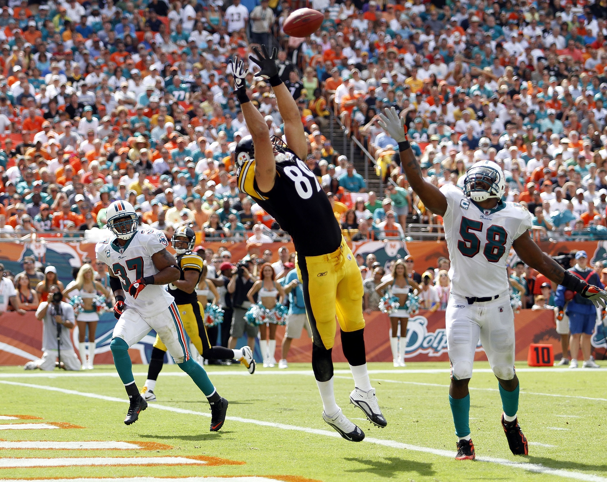 MIAMI - OCTOBER 24: Tight end Matt Spaeth #89 cannot make a touchdown catch against defenders Yeremiah Bell #37 and Karlos Dansby #58 of the Miami Dolphins at Sun Life Stadium on October 24, 2010 in Miami, Florida.  (Photo by Marc Serota/Getty Images)