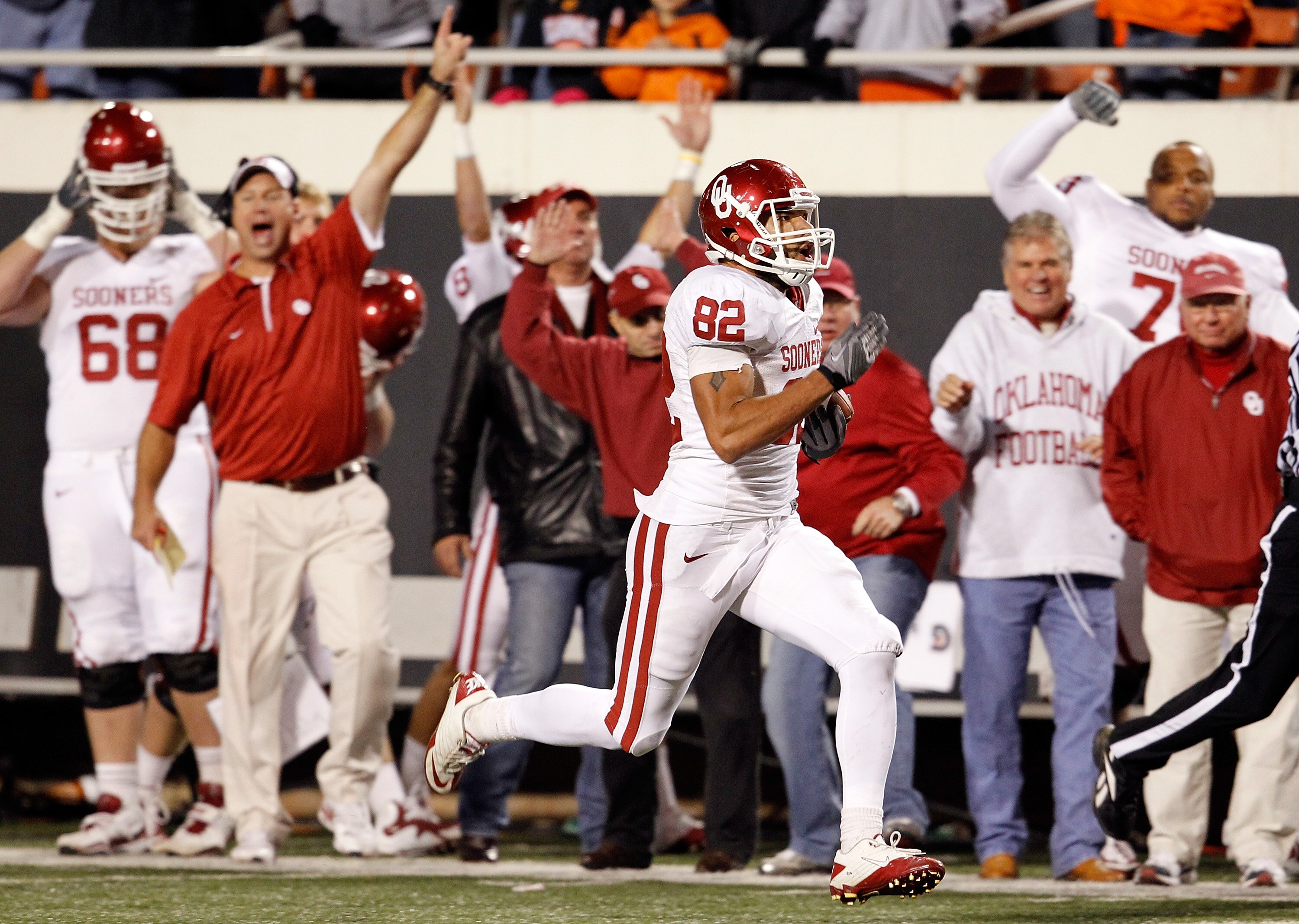 STILLWATER, OK - NOVEMBER 27:  Tightend James Hanna #82 of the Oklahoma Sooners beats out cornerback Andrew McGee #6 of the Oklahoma State Cowboys to score at Boone Pickens Stadium on November 27, 2010 in Stillwater, Oklahoma.  The Sooners beat the Cowboy