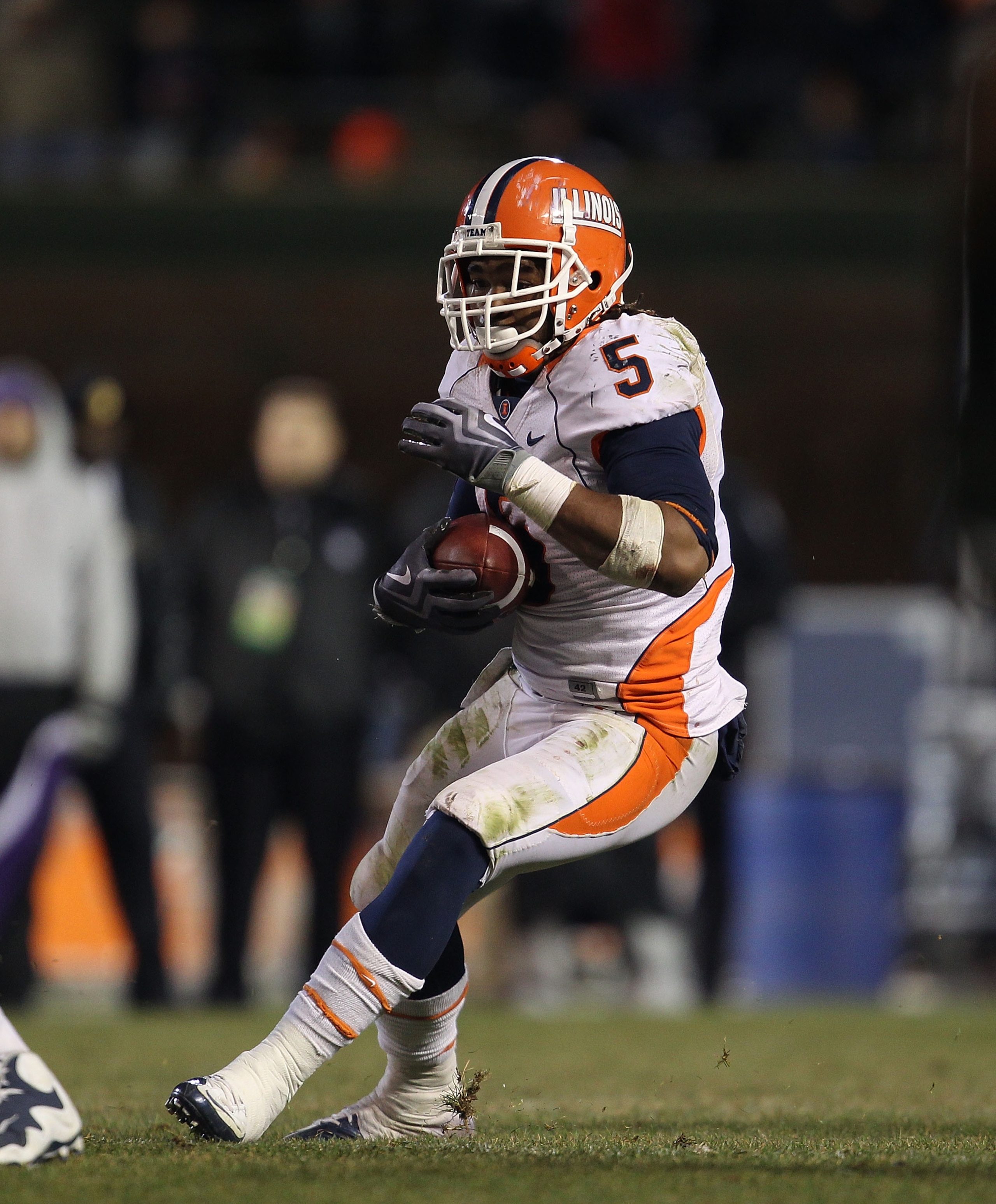 CHICAGO, IL - NOVEMBER 20: Mikel Leshoure #5 of the Illinois Fighting Illini runs against the Northwestern Wildcats closes in during a game played at Wrigley Field on November 20, 2010 in Chicago, Illinois. Illinois defeated Northwestern 48-27. (Photo by CHICAGO, IL - NOVEMBER 20: Mikel Leshoure #5 of the Illinois Fighting Illini runs against the Northwestern Wildcats closes in during a game played at Wrigley Field on November 20, 2010 in Chicago, Illinois. Illinois defeated Northwestern 48-27. (Photo by