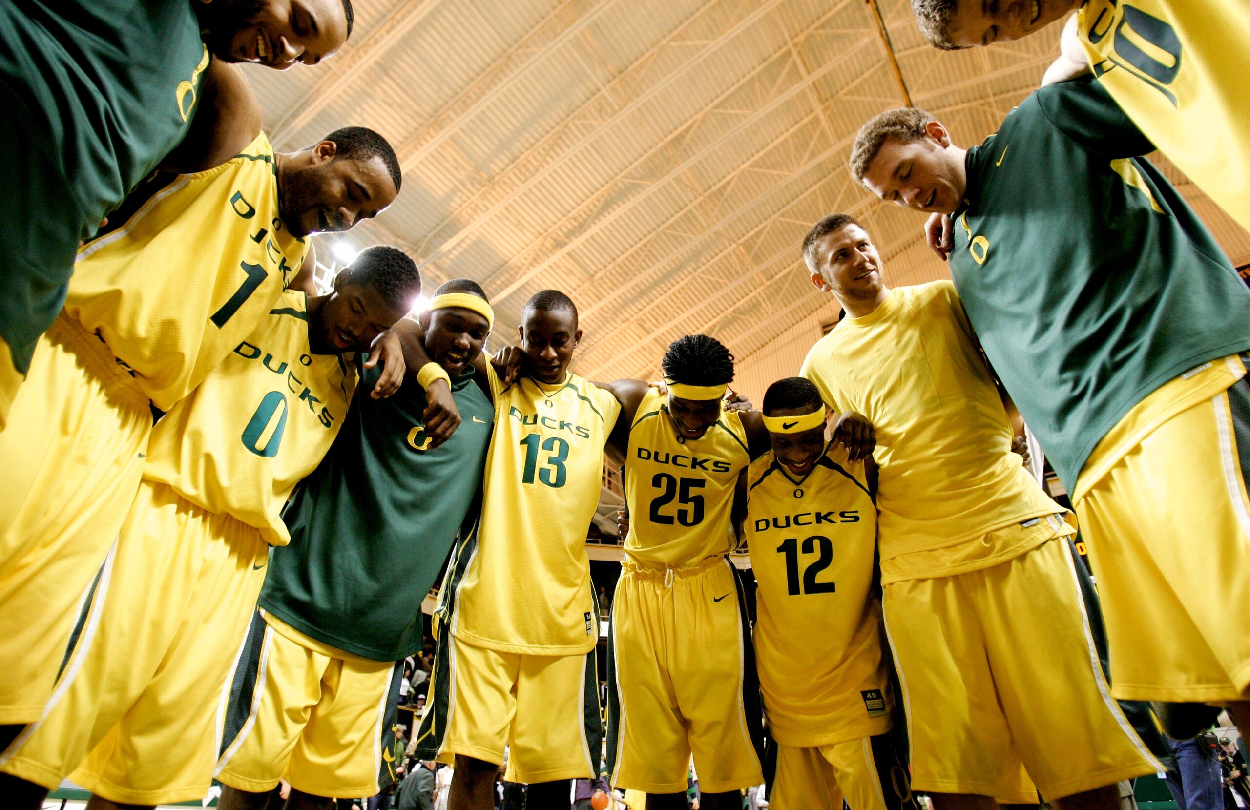 EUGENE, OR - JANUARY 20: The Oregon Ducks players huddle at the end of their 92-84 victory over the California Golden Bears on January 20, 2007 at McArthur Court in Eugene, Oregon.  (Photo by Jonathan Ferrey/Getty Images)
