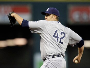 HOUSTON - APRIL 15:  Pitcher Aaron Harang #41 of the San Diego Padres throws against the Houston Astros at Minute Maid Park on April 15, 2011 in Houston, Texas.  (Photo by Bob Levey/Getty Images)