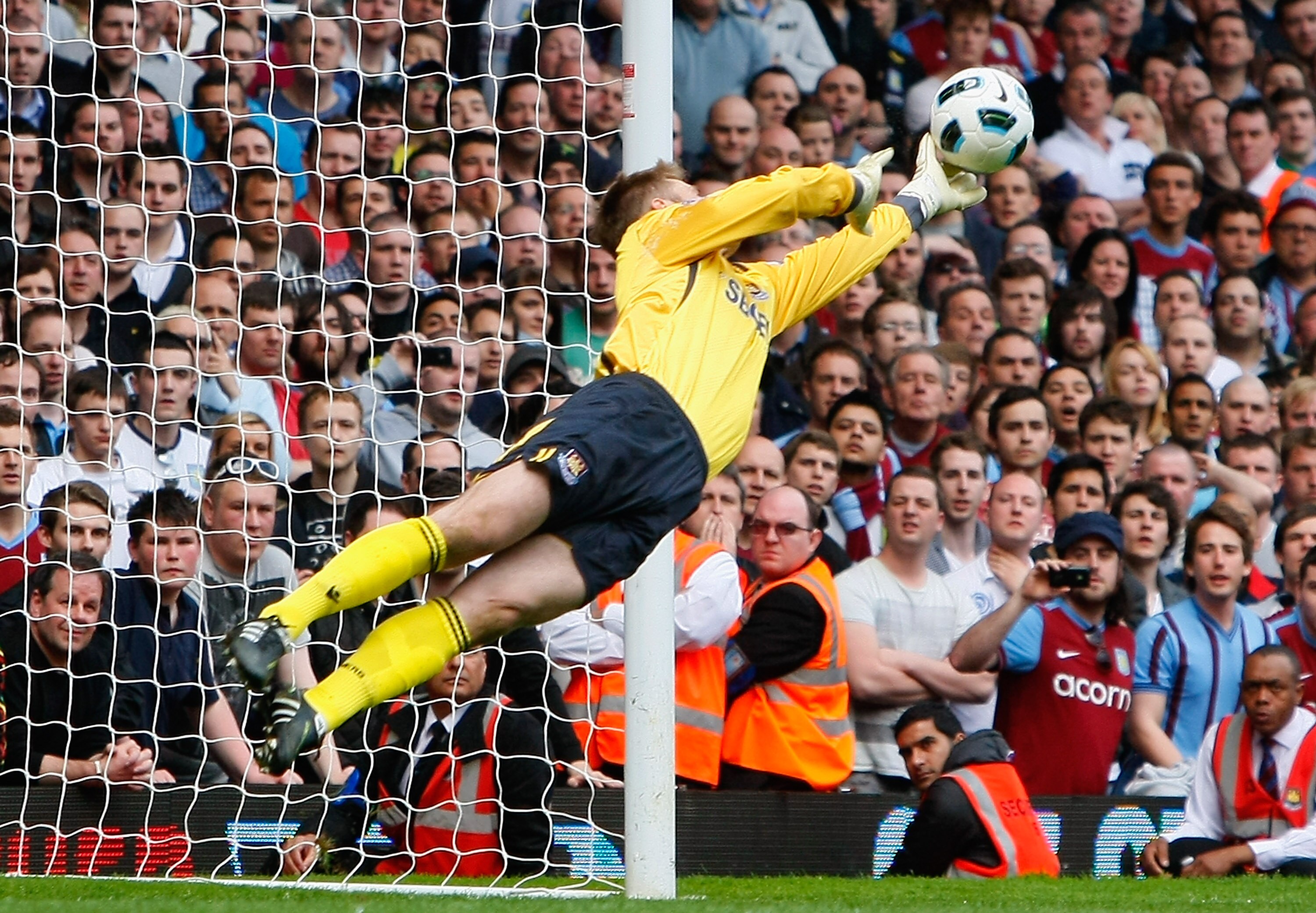 LONDON, ENGLAND - APRIL 16:  Robert Green of West Ham United makes a diving save during the Barclays Premier League match between West Ham United and Aston Villa at the Boleyn Ground on April 16, 2011 in London, England.  (Photo by Tom Dulat/Getty Images)