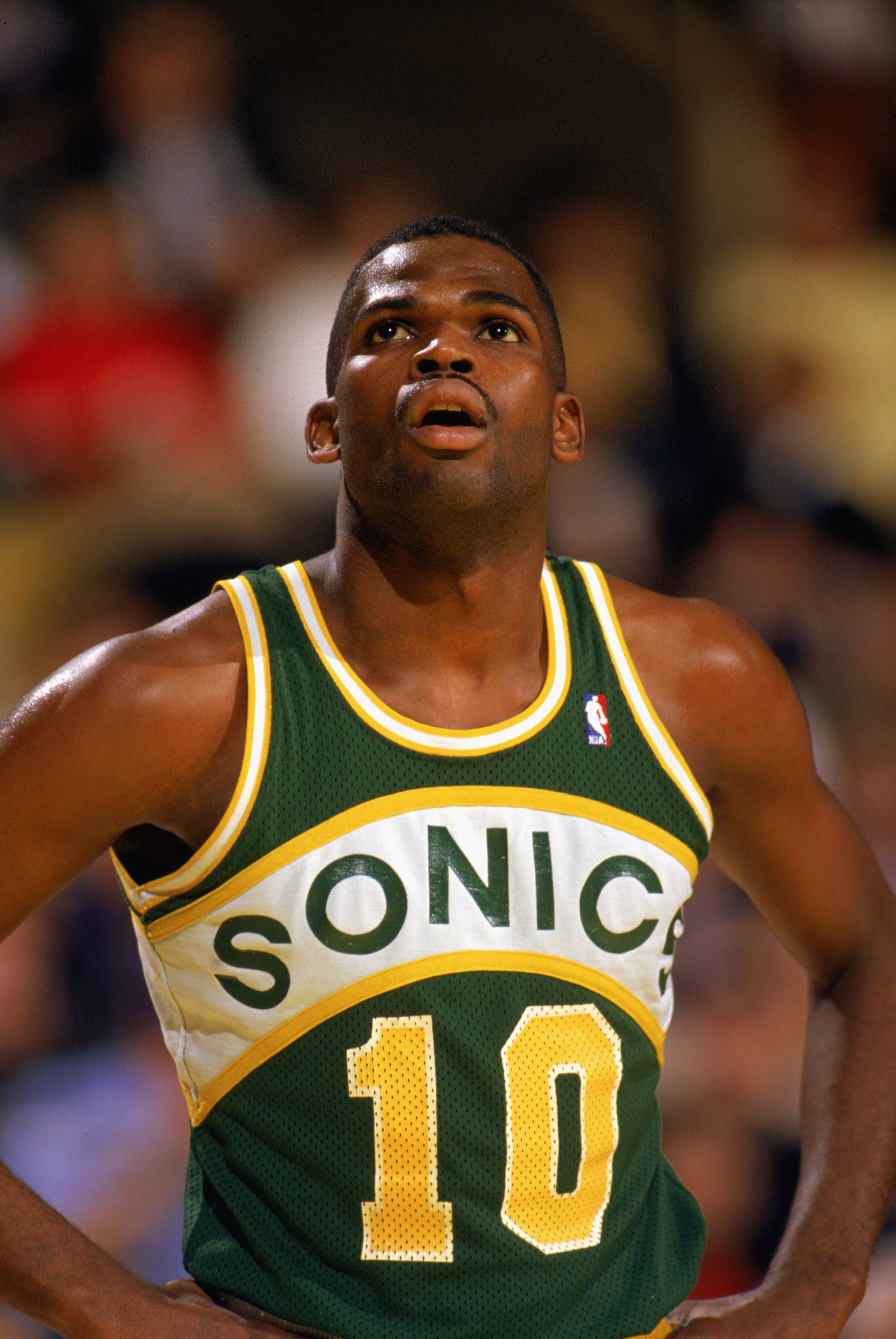 LOS ANGELES - 1990:  Nate McMillan #10 of the Seattle Supersonics looks up at the scoreboard during a game against the Los Angeles Lakers in the 1989-1990 NBA season at the Great Western Forum in Los Angeles, California.  (Photo by Ken Levine/Getty Images