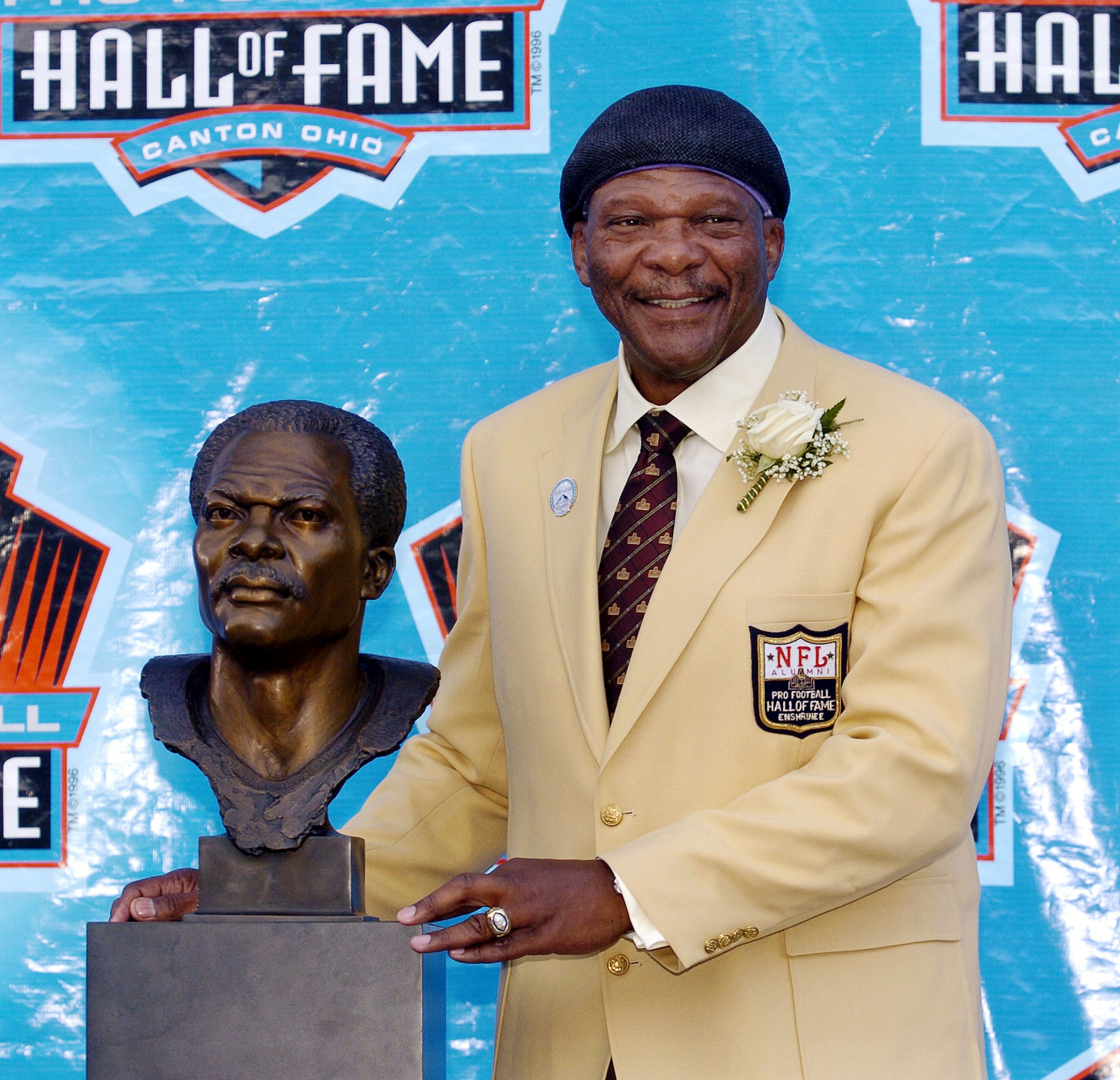 CANTON, OH - AUGUST 8:  Pro Football Hall of Fame enshrinee Carl Eller poses with his bust during the 2004 NFL Hall of Fame enshrinement ceremony on August 8, 2004 in Canton, Ohio.  (Photo by David Maxwell/Getty Images)
