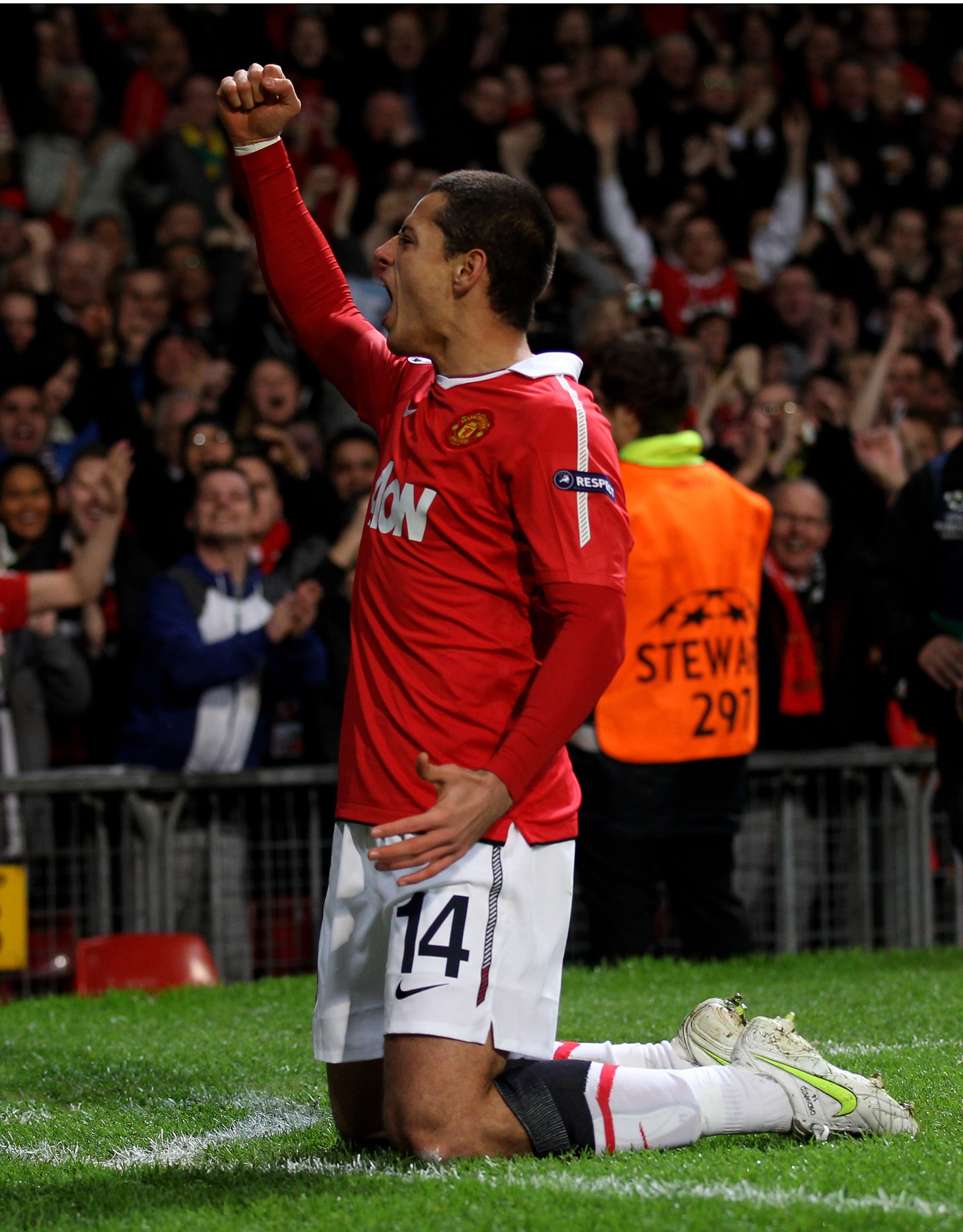 MANCHESTER, ENGLAND - MARCH 15: Javier Hernandez of Manchester United celebrates scoring the opening goal during the UEFA Champions League round of 16 second leg match between Manchester United and Marseille at Old Trafford on March 15, 2011 in Mancheste MANCHESTER, ENGLAND - MARCH 15: Javier Hernandez of Manchester United celebrates scoring the opening goal during the UEFA Champions League round of 16 second leg match between Manchester United and Marseille at Old Trafford on March 15, 2011 in Mancheste