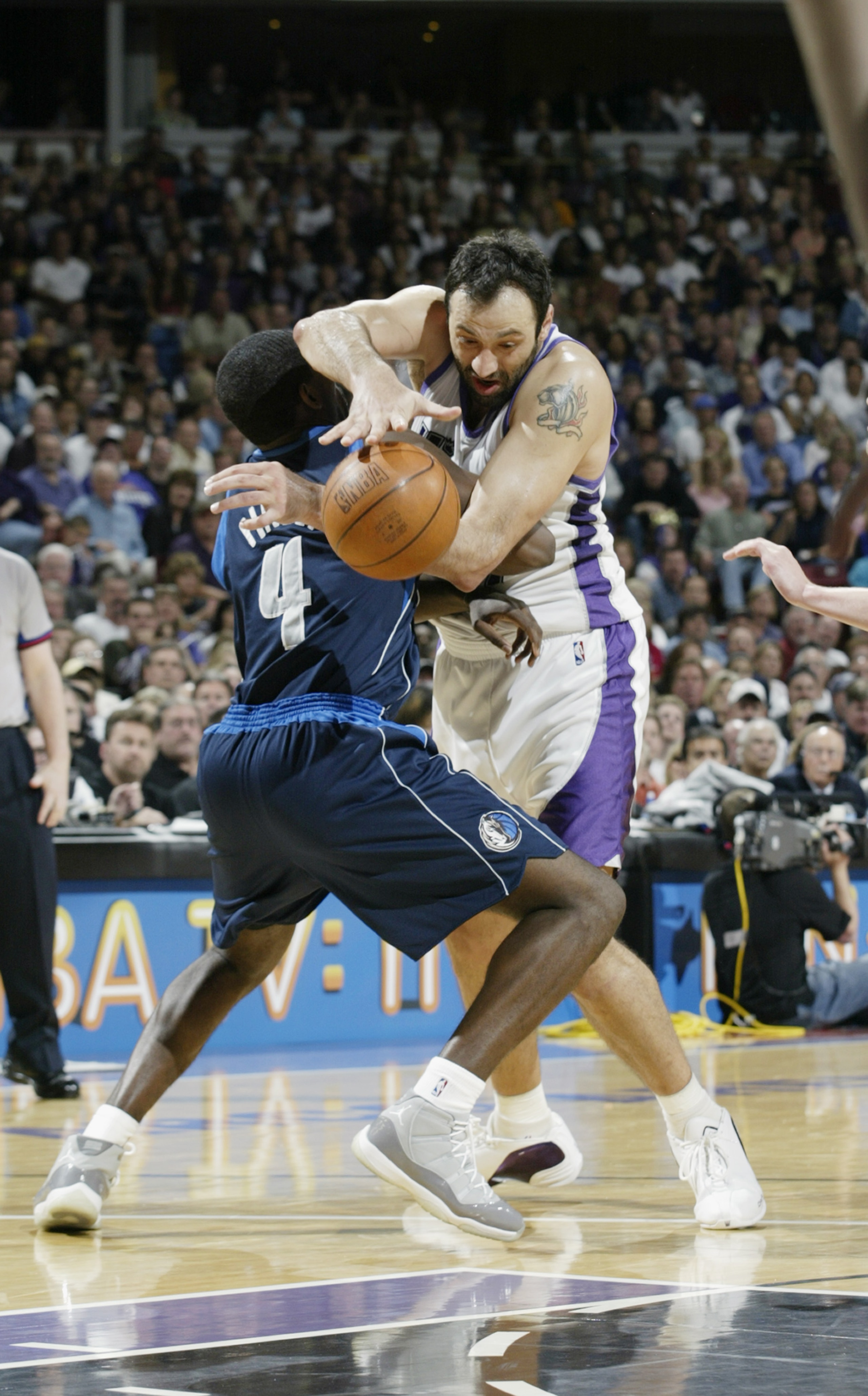 SACRAMENTO, CA - MAY 10: Vlade Divac #11 of the Sacramento Kings collides with Michael Finley #4 of the Dallas Mavericks in Game three of the Western Conference Semifinals during the 2003 NBA Playoffs at Arco Arena on May 10, 2003 in Sacramento, Californ SACRAMENTO, CA - MAY 10: Vlade Divac #11 of the Sacramento Kings collides with Michael Finley #4 of the Dallas Mavericks in Game three of the Western Conference Semifinals during the 2003 NBA Playoffs at Arco Arena on May 10, 2003 in Sacramento, Californ
