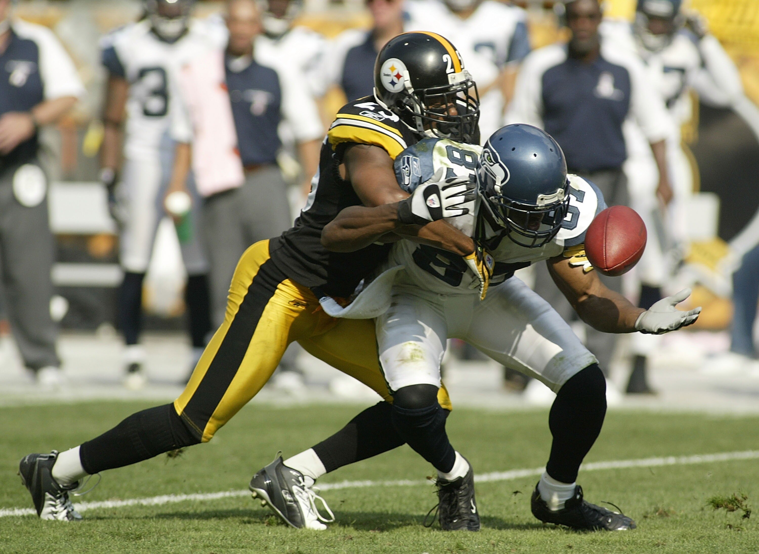 PITTSBURGH - OCTOBER 7:  Ryan Clark #25 of the Pittsburgh Steelers breaks up a pass reception by Ben Obomanu #87 of the Seattle Seahawks at Heinz Field October 7, 2007 in Pittsburgh, Pennsylvania. The Steelers won 21-0.  (Photo by Rick Stewart/Getty Image