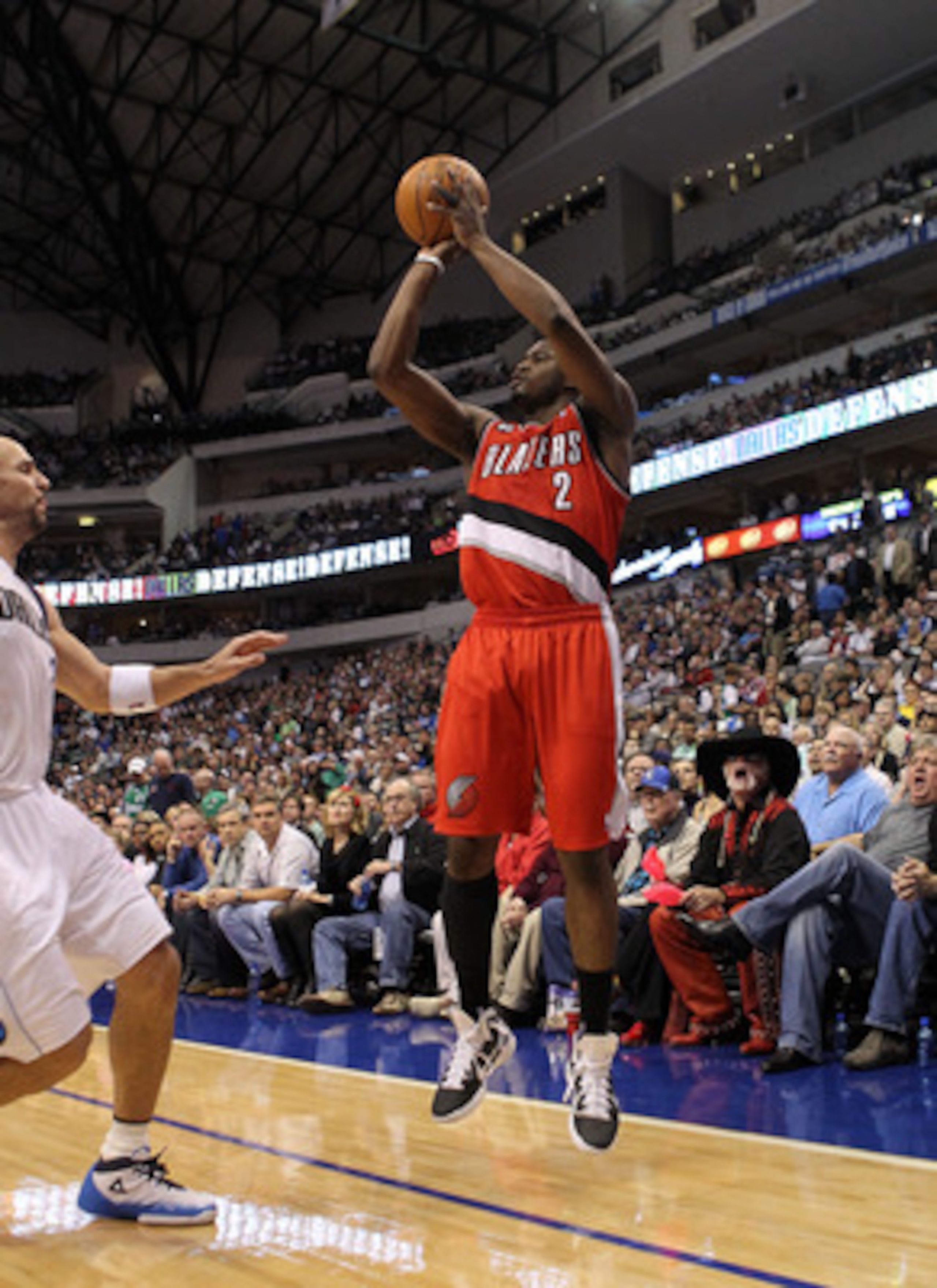 DALLAS, TX - DECEMBER 15: Guard Wesley Matthews #2 of the Portland Trail Blazers takes a shot against the Dallas Mavericks at American Airlines Center on December 15, 2010 in Dallas, Texas. NOTE TO USER: User expressly acknowledges and agrees that, by d DALLAS, TX - DECEMBER 15: Guard Wesley Matthews #2 of the Portland Trail Blazers takes a shot against the Dallas Mavericks at American Airlines Center on December 15, 2010 in Dallas, Texas. NOTE TO USER: User expressly acknowledges and agrees that, by d
