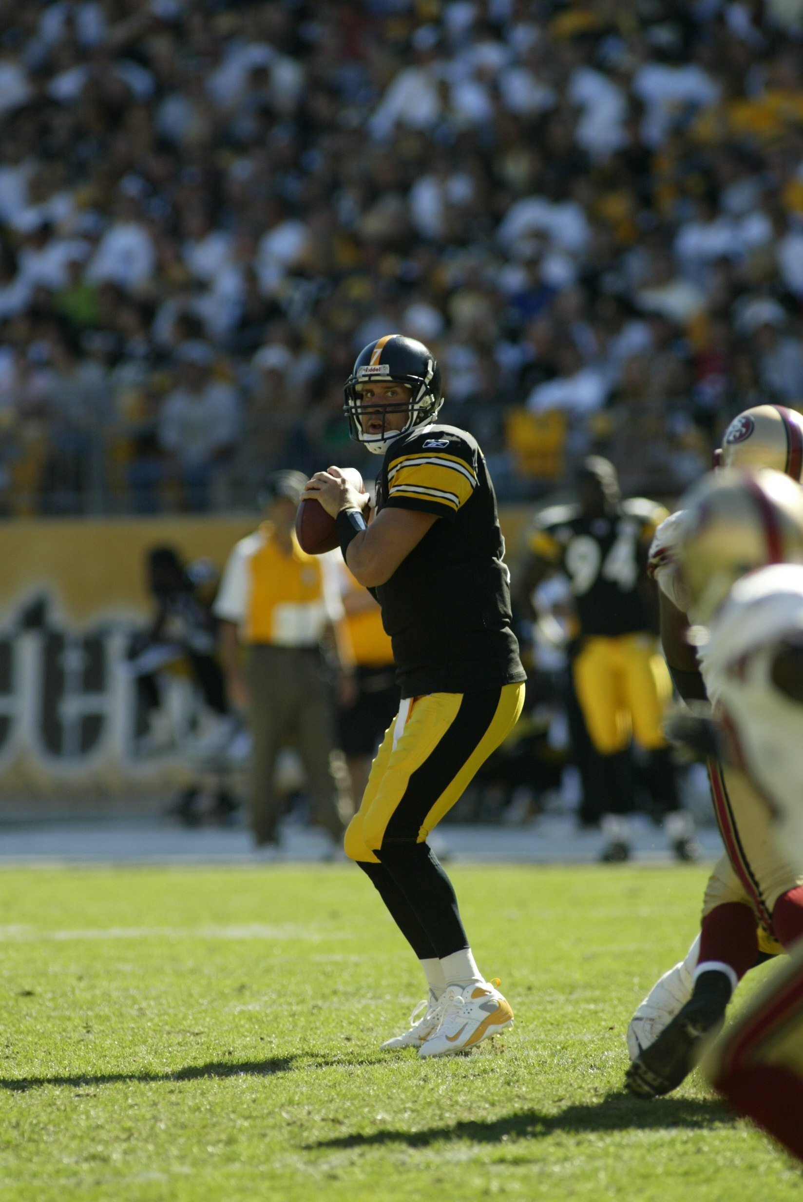 PITTSBURGH - SEPTEMBER 23: Ben Roethlisberger #7 of the Pittsburgh Steelers looks for a receiver against the San Francisco 49ers on September 23, 2007 at Heinz Field in Pittsburgh, Pennsylvania. The Steelers won 36-17. (Photo by Rick Stewart/Getty Images)