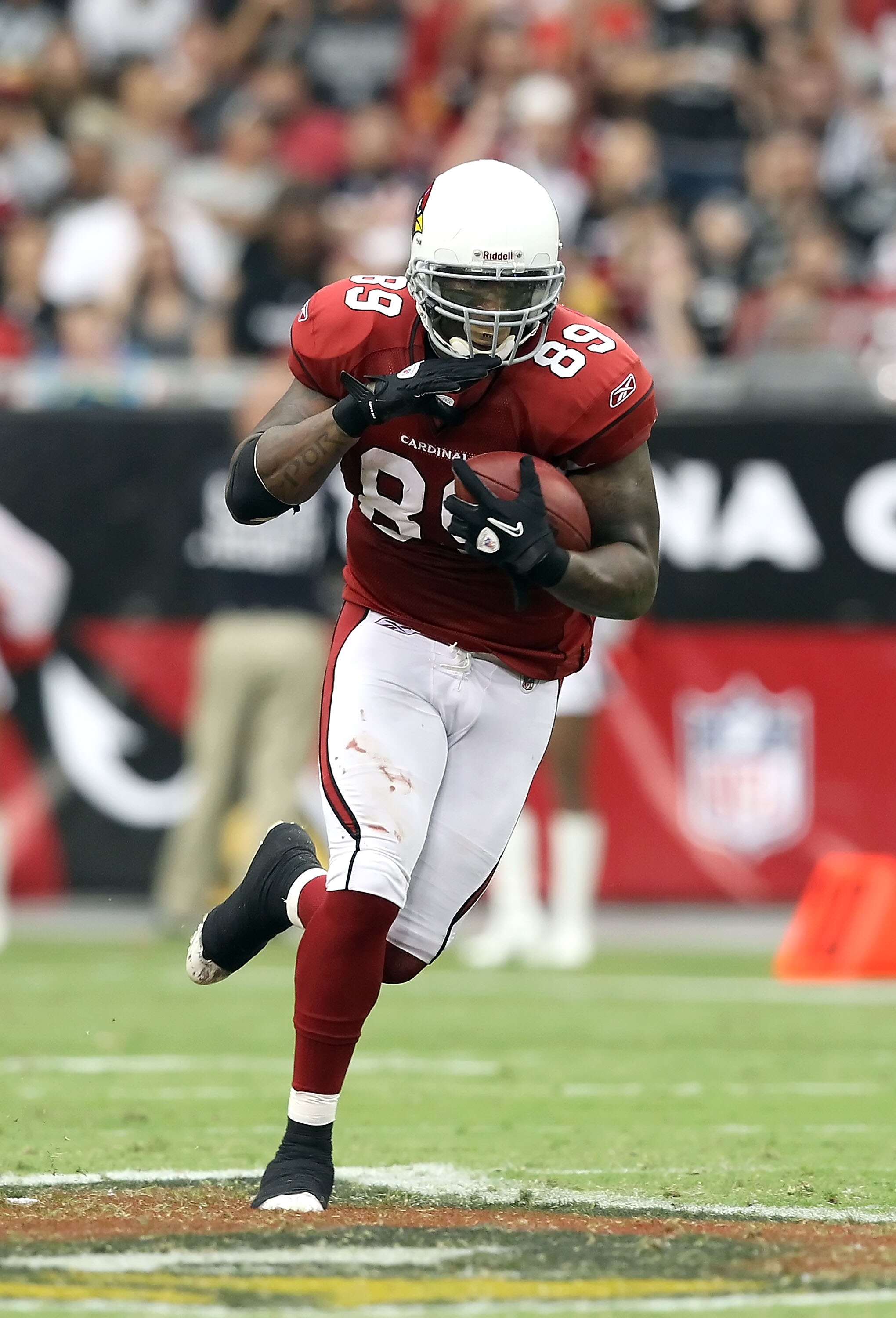 GLENDALE, AZ - SEPTEMBER 26:  Tight end Ben Patrick #89 of the Arizona Cardinals rushes the football during the NFL game against the Oakland Raiders at the University of Phoenix Stadium on September 26, 2010 in Glendale, Arizona.  The Cardinals defeated t