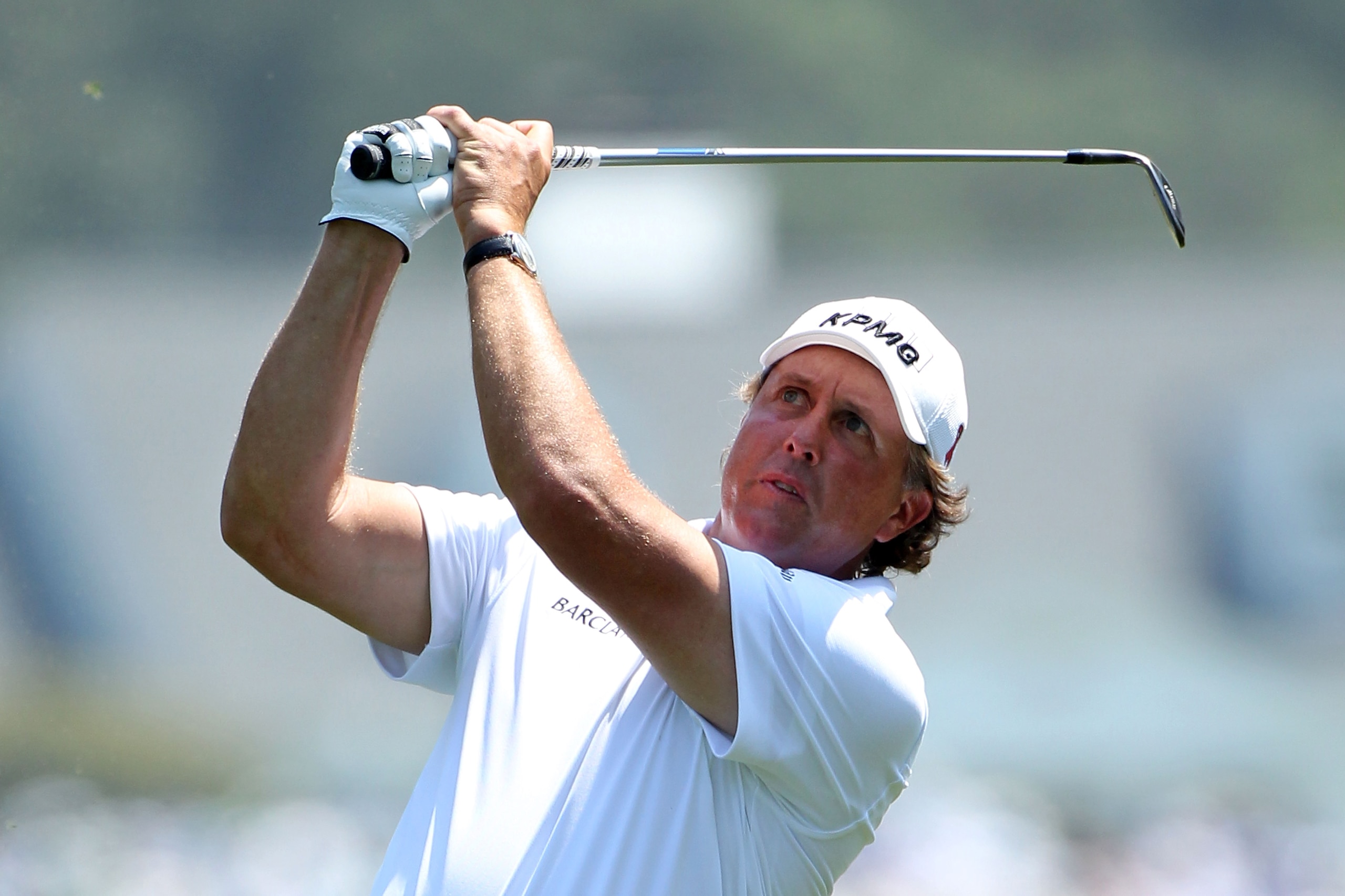 AUGUSTA, GA - APRIL 10:  Phil Mickelson watches his approach shot on the first hole during the final round of the 2011 Masters Tournament at Augusta National Golf Club on April 10, 2011 in Augusta, Georgia.  (Photo by Andrew Redington/Getty Images)