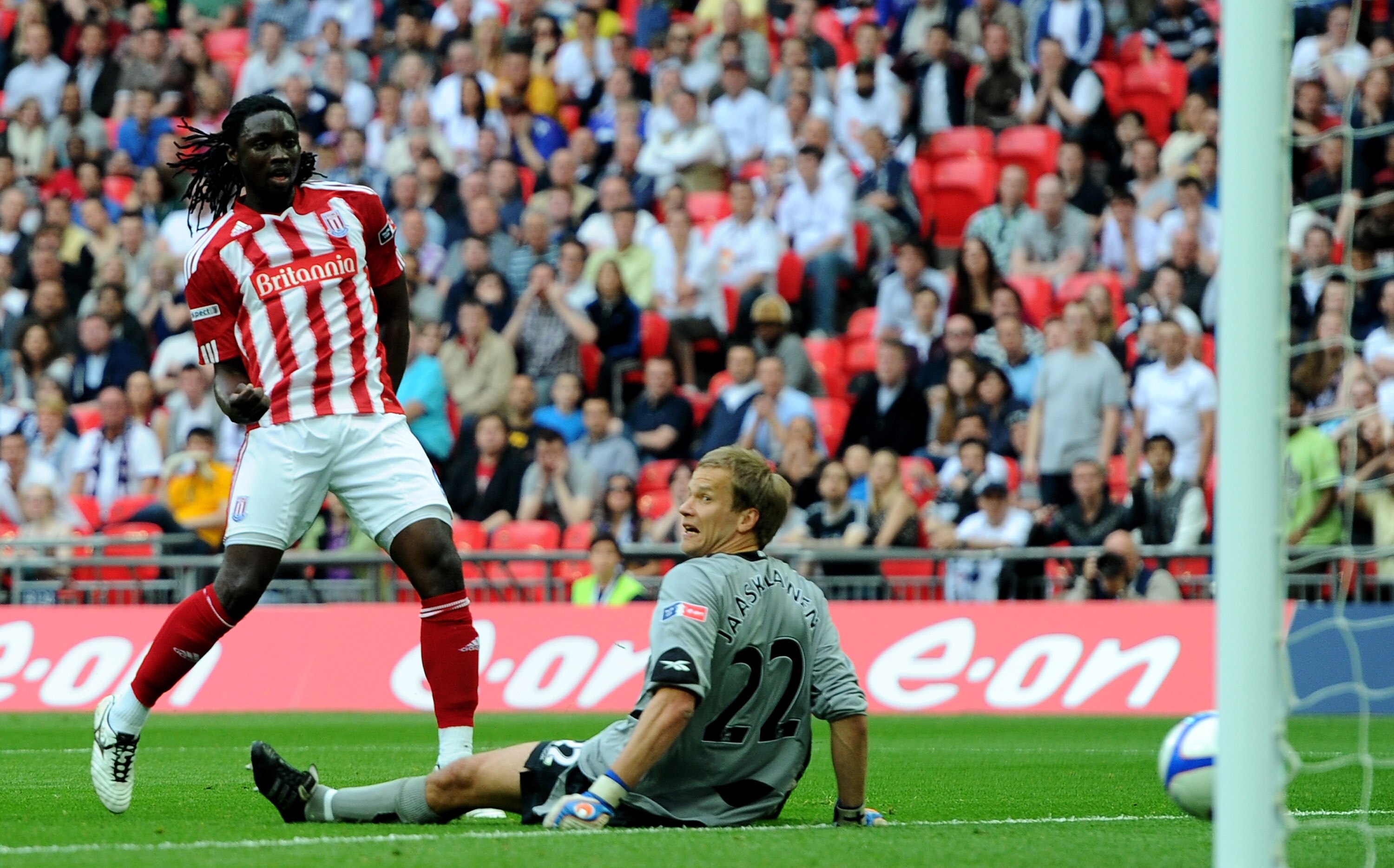 LONDON, ENGLAND - APRIL 17:  Kenwyne Jones of Stoke scores their third goal past Jussi Jaaskelainen of Bolton during the FA Cup sponsored by E.ON semi final between match Bolton Wanderers and Stoke City at Wembley Stadium on April 17, 2011 in London, Engl