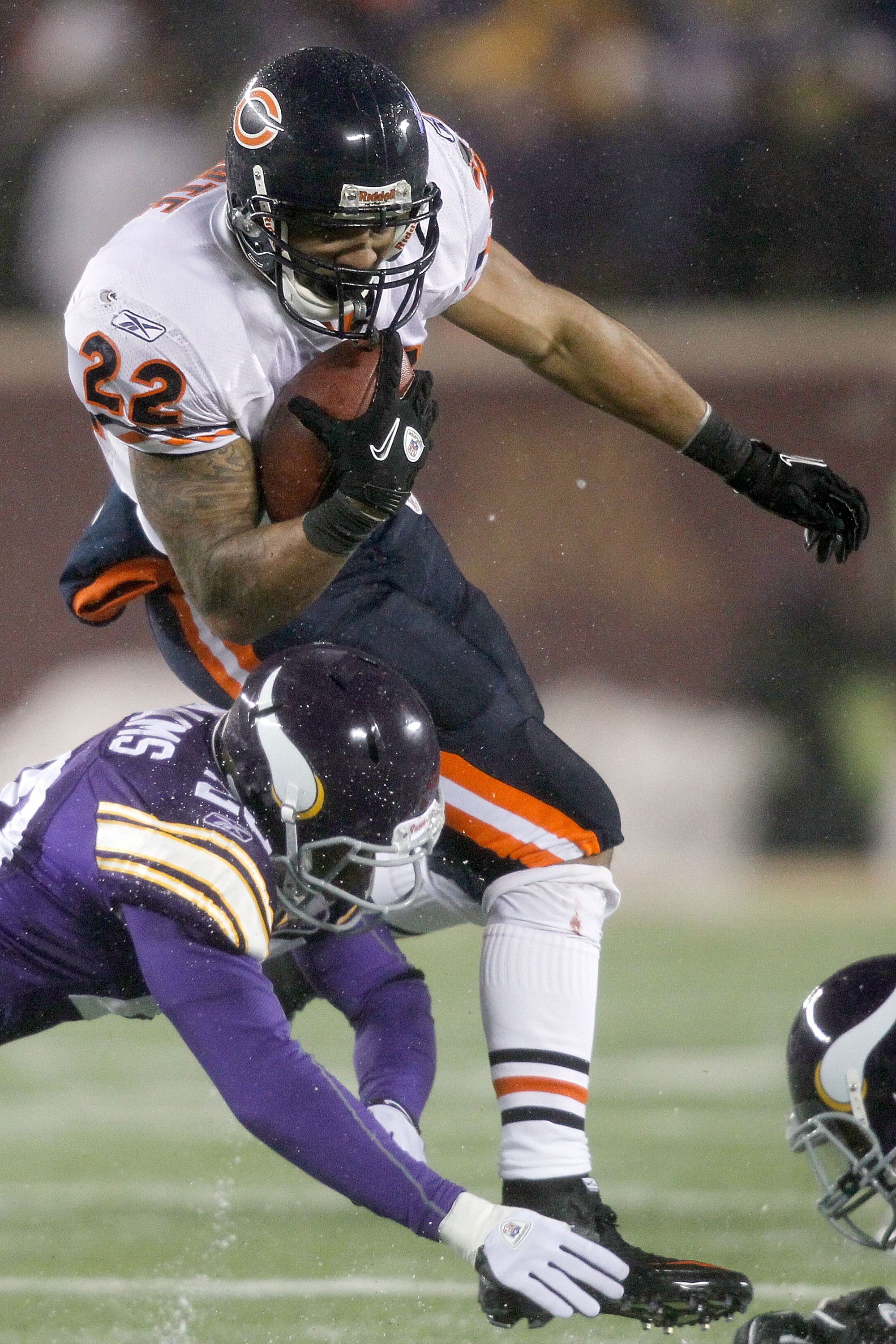 MINNEAPOLIS, MN - DECEMBER 20:  Matt Forte #22 of the Chicago Bears carries the ball against Madieu Williams #20 of the Minnesota Vikings at TCF Bank Stadium on December 20, 2010 in Minneapolis, Minnesota.  (Photo by Matthew Stockman/Getty Images)