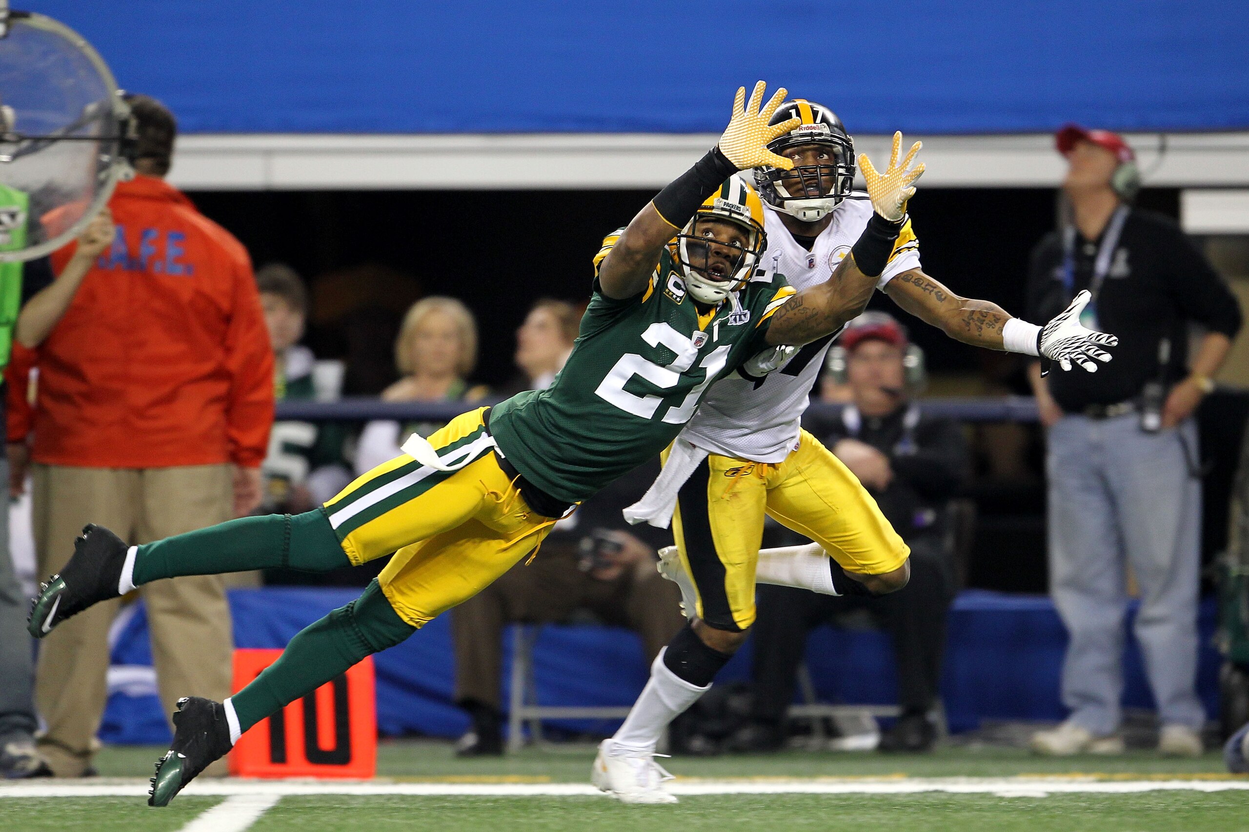 ARLINGTON, TX - FEBRUARY 06:  Charles Woodson #21 of the Green Bay Packers is injured as he attempts to break up a pass intended for Mike Wallace #17 of the Pittsburgh Steelers during Super Bowl XLV at Cowboys Stadium on February 6, 2011 in Arlington, Tex