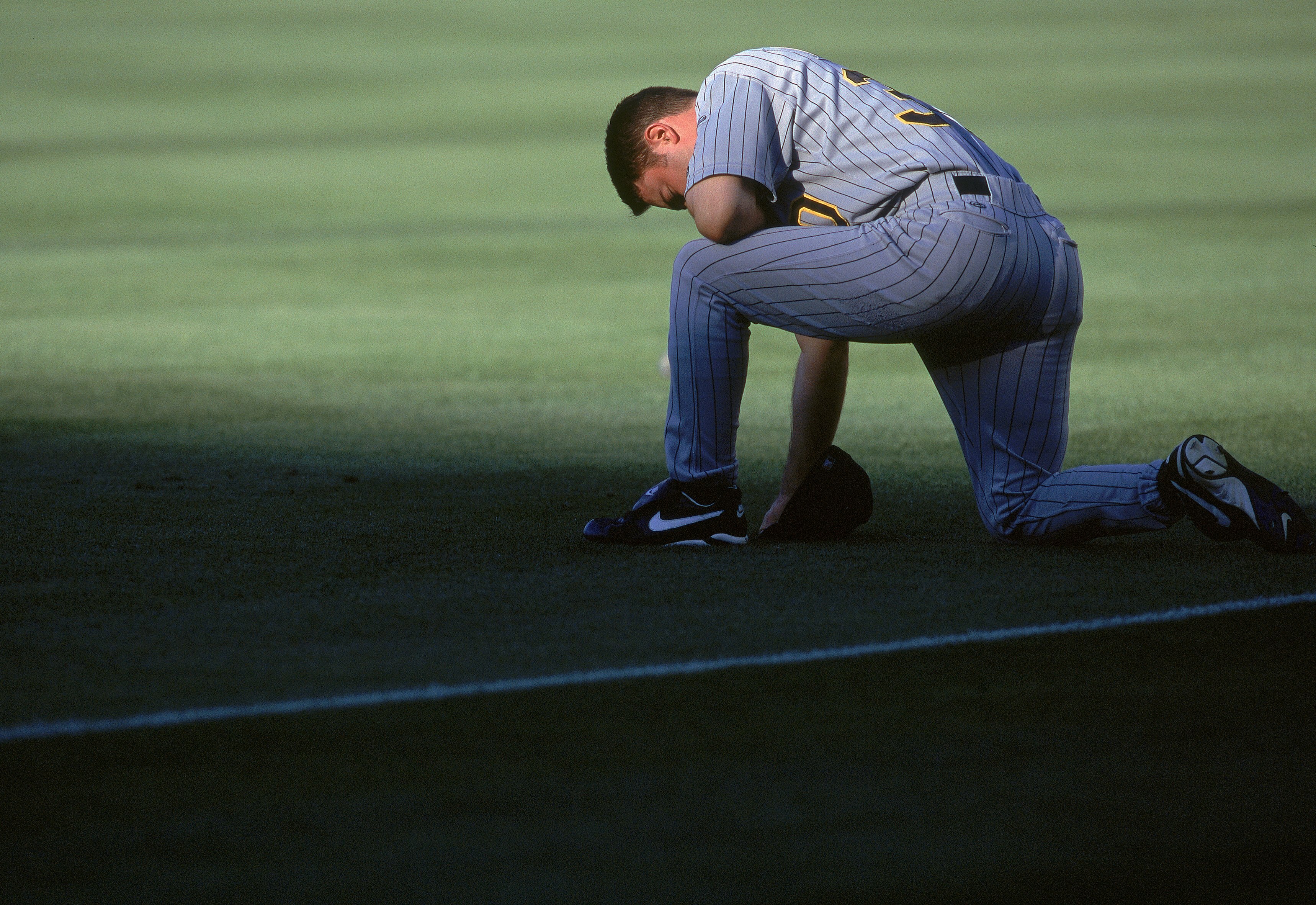 4 Sep 2000: Warren Morris #30 of the Pittsburgh Pirates kneels on the field during the game against the Los Angeles Dodgers at Dodger Stadium in Los Angeles, California. The Pirates defeated the Dodgers 12-1.Mandatory Credit: Jeff Gross  /Allsport