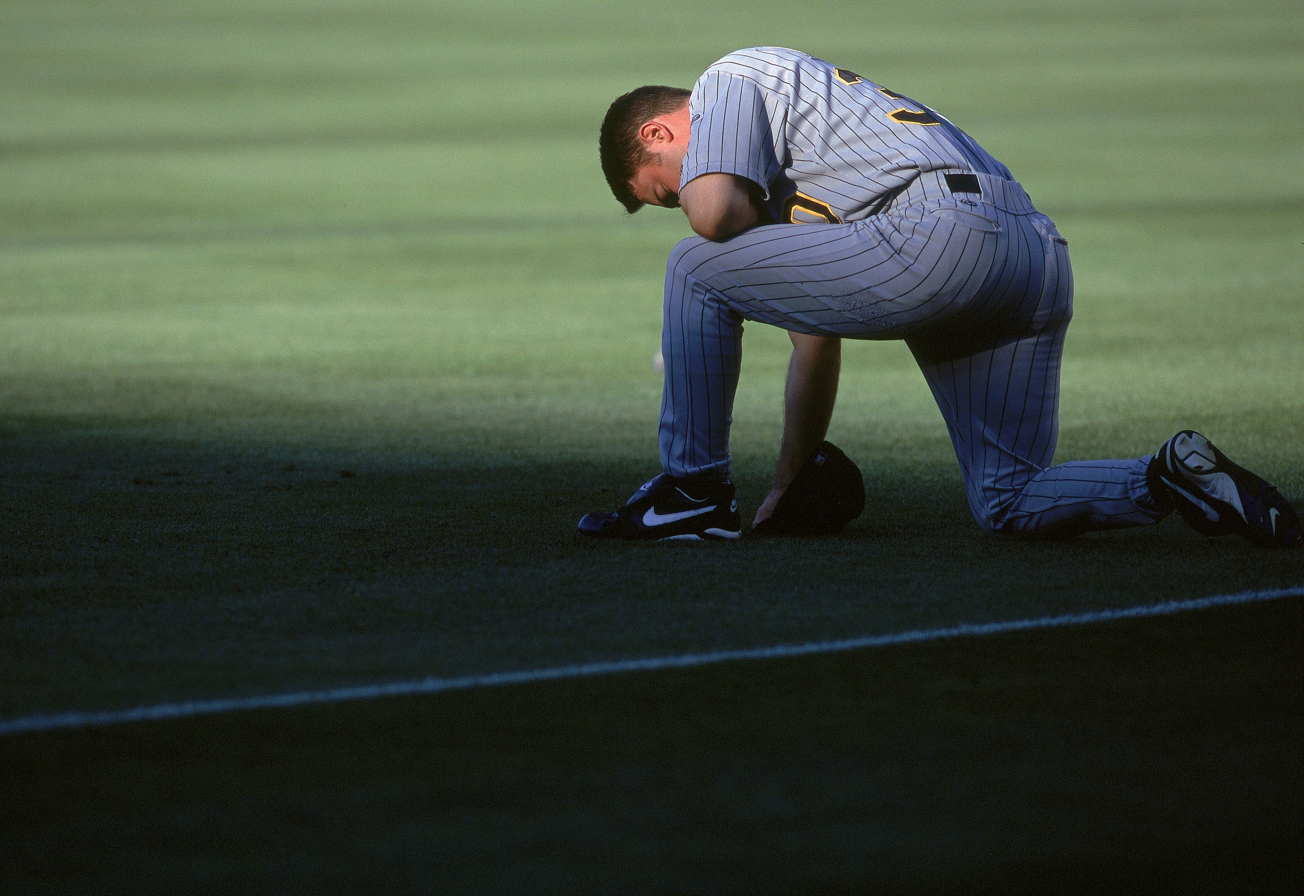 4 Sep 2000: Warren Morris #30 of the Pittsburgh Pirates kneels on the field during the game against the Los Angeles Dodgers at Dodger Stadium in Los Angeles, California. The Pirates defeated the Dodgers 12-1.Mandatory Credit: Jeff Gross  /Allsport