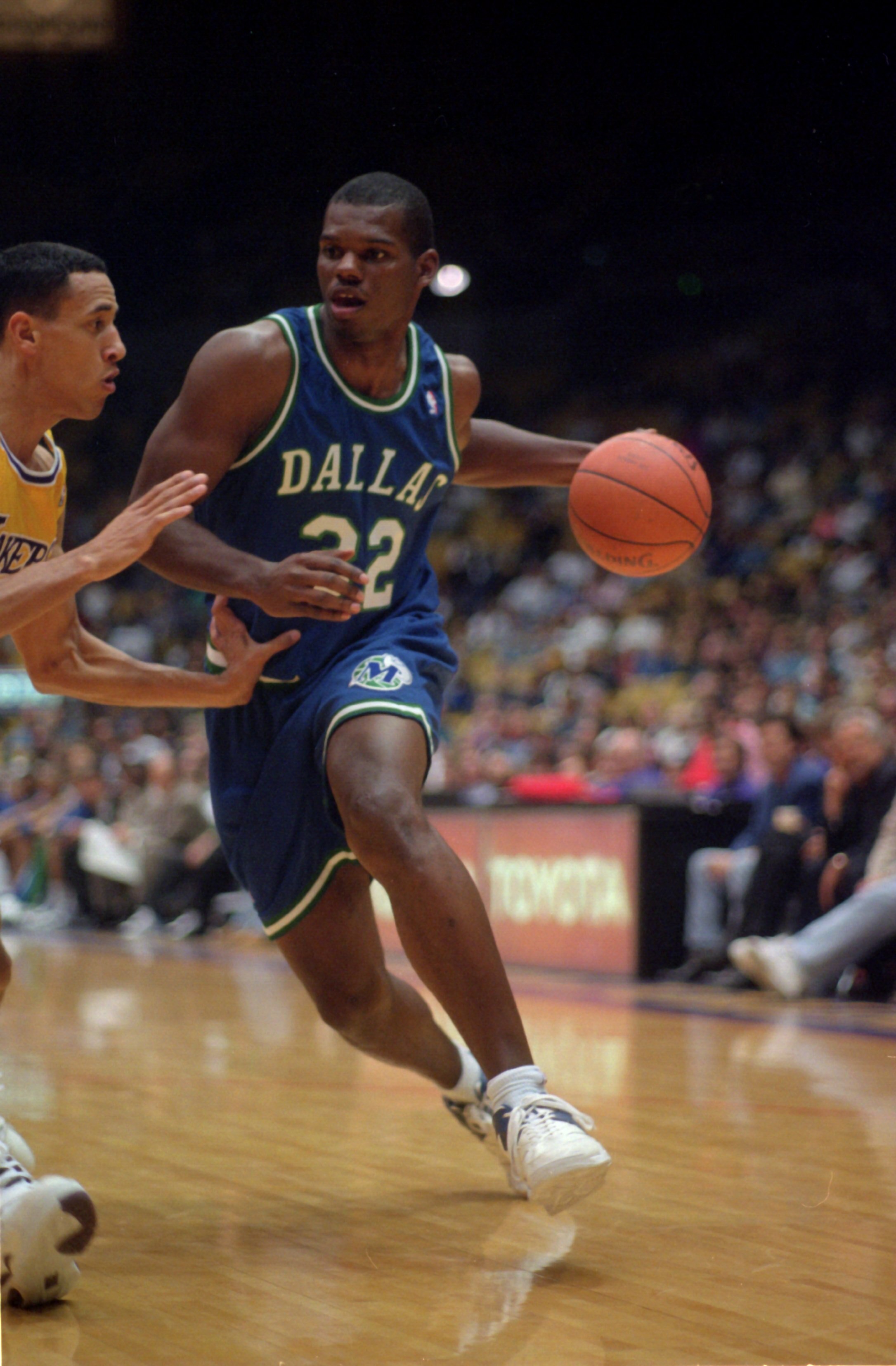 1 Dec 1993:  Forward Jamal Mashburn of the Dallas Mavericks drives baseline in attempt to go around guard Eddie Jones of the Los Angeles Lakers during the Mavericks matchup against the Lakers at the Great Western Forum in Inglewood, California.   Mandator