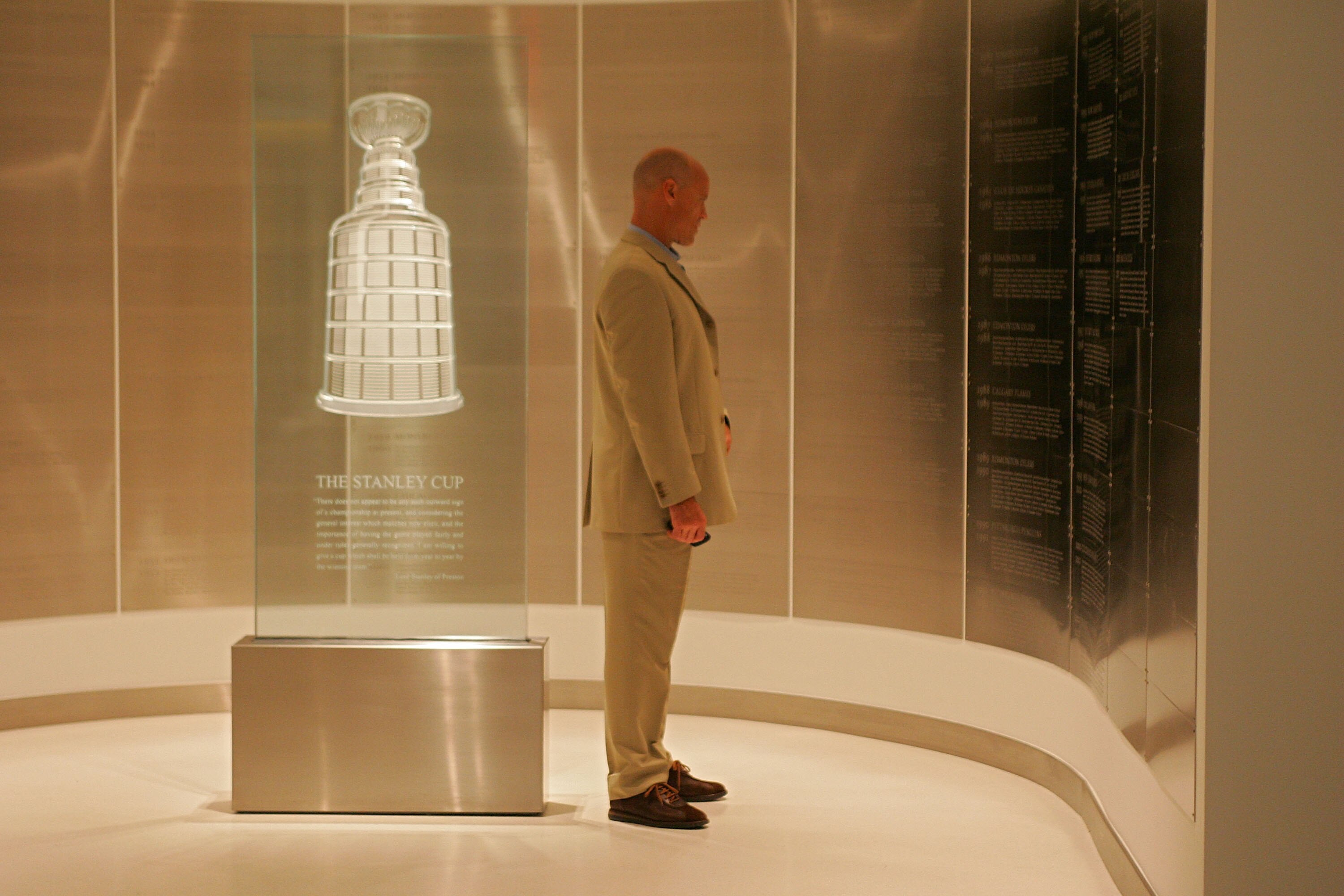 NEW YORK - MAY 07:  Mark Messier on the 15th floor of the NHL offices  during his visit to NHL headquarters and the NHL Store Powered by Reebok on May 7, 2008 in New York City.  (Photo by Michael Cohen/Getty Images for the NHL)*** Local Caption *** Mark M