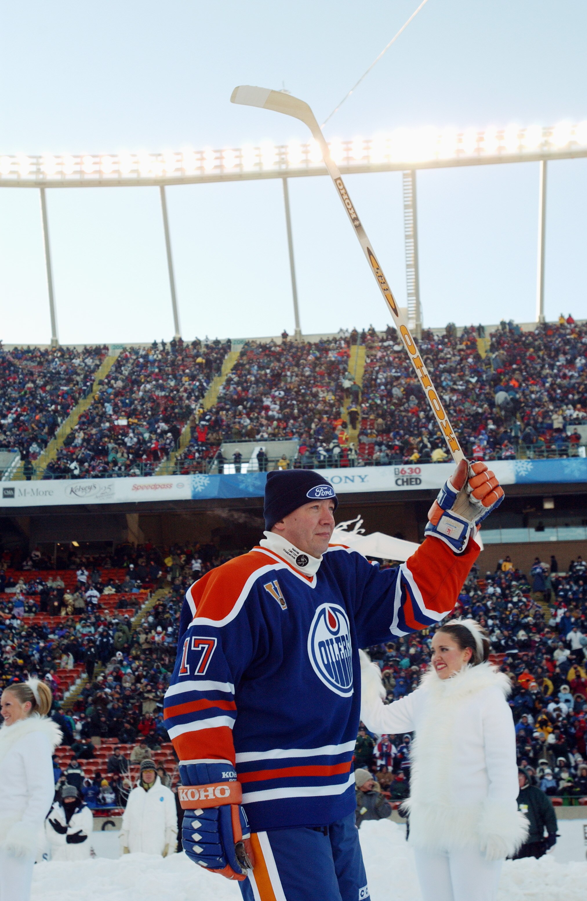 EDMONTON, CANADA - NOVEMBER 22:  Forward Jari Kurri #17 of the Edmonton Oilers acknowledges the fans as he skates into the rink to take on the Montreal Canadiens during the Molson Canadien Heritage Classic on November 22, 2003 at Commonwealth Stadium in E