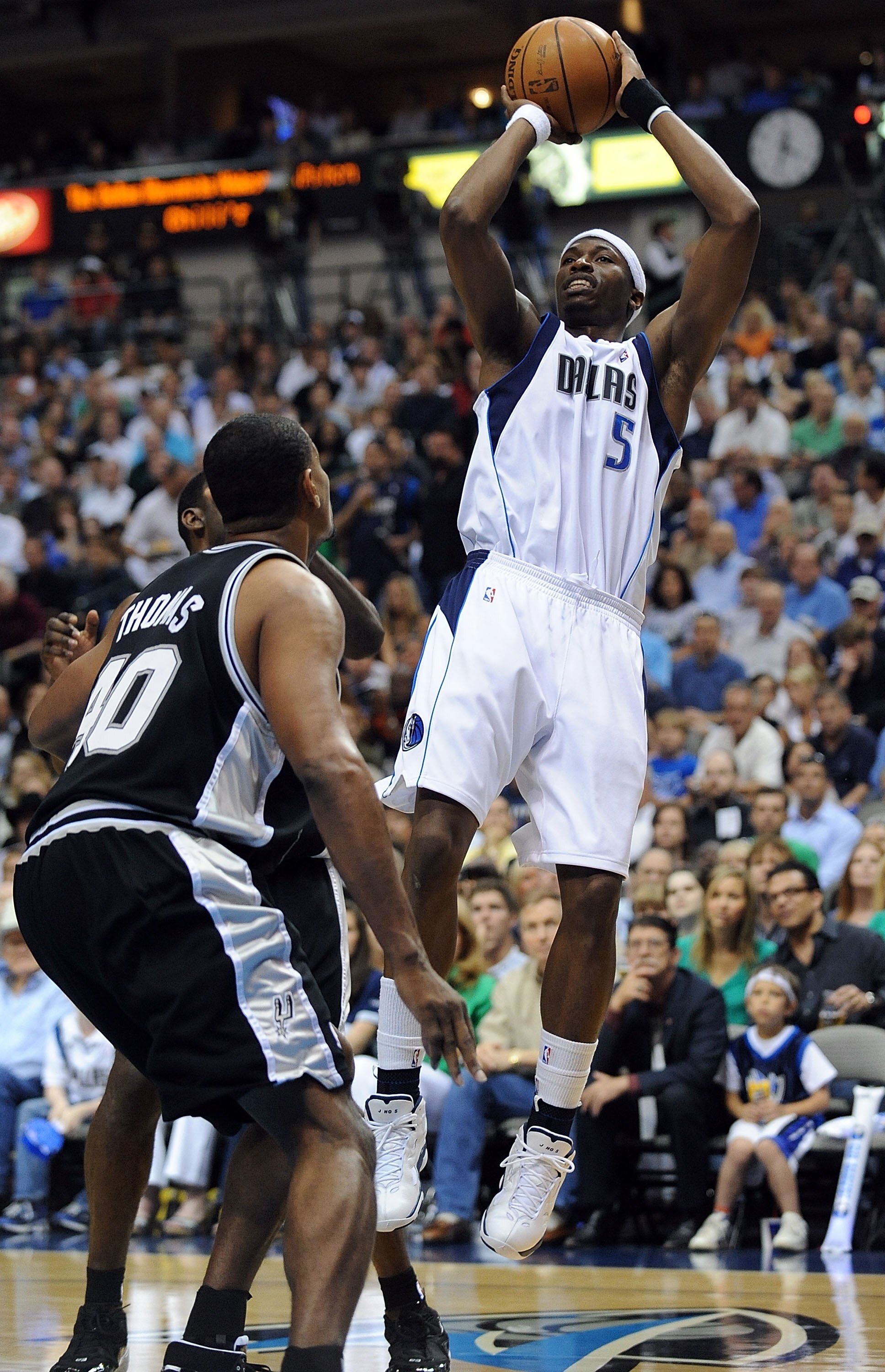 DALLAS - APRIL 25:  Forward Josh Howard #5 of the Dallas Mavericks takes a shot against Kurt Thomas #40 of the San Antonio Spurs in Game Four of the Western Conference Quarterfinals during the 2009 NBA Playoffs at American Airlines Center on April 25, 200