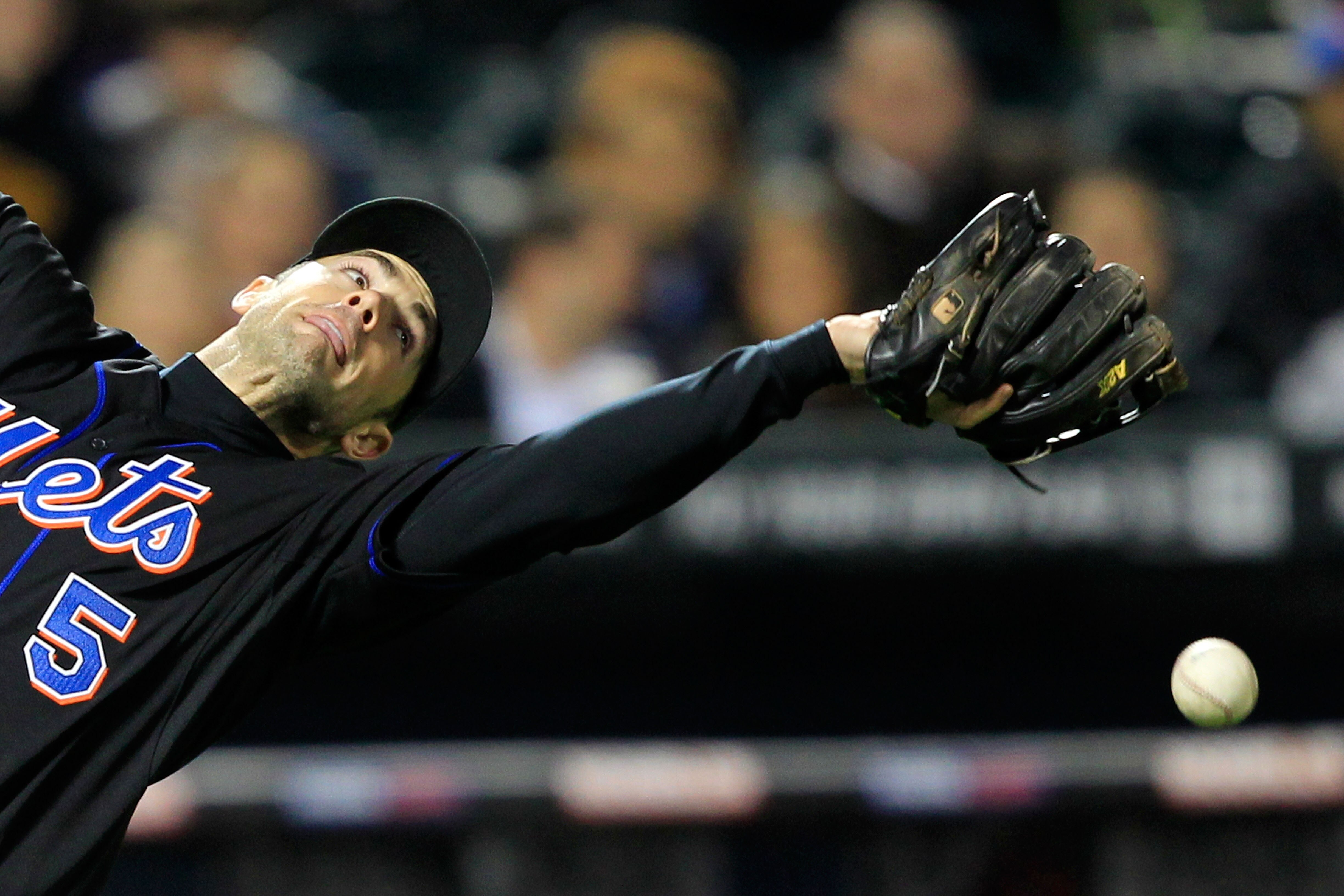 NEW YORK, NY - APRIL 22: David Wright #5 of the New York Mets commits a fielding error in the third inning against the Arizona Diamondbacks at Citi Field on April 22, 2011 in the Flushing neighborhood of the Queens borough of New York City.  (Photo by Chr