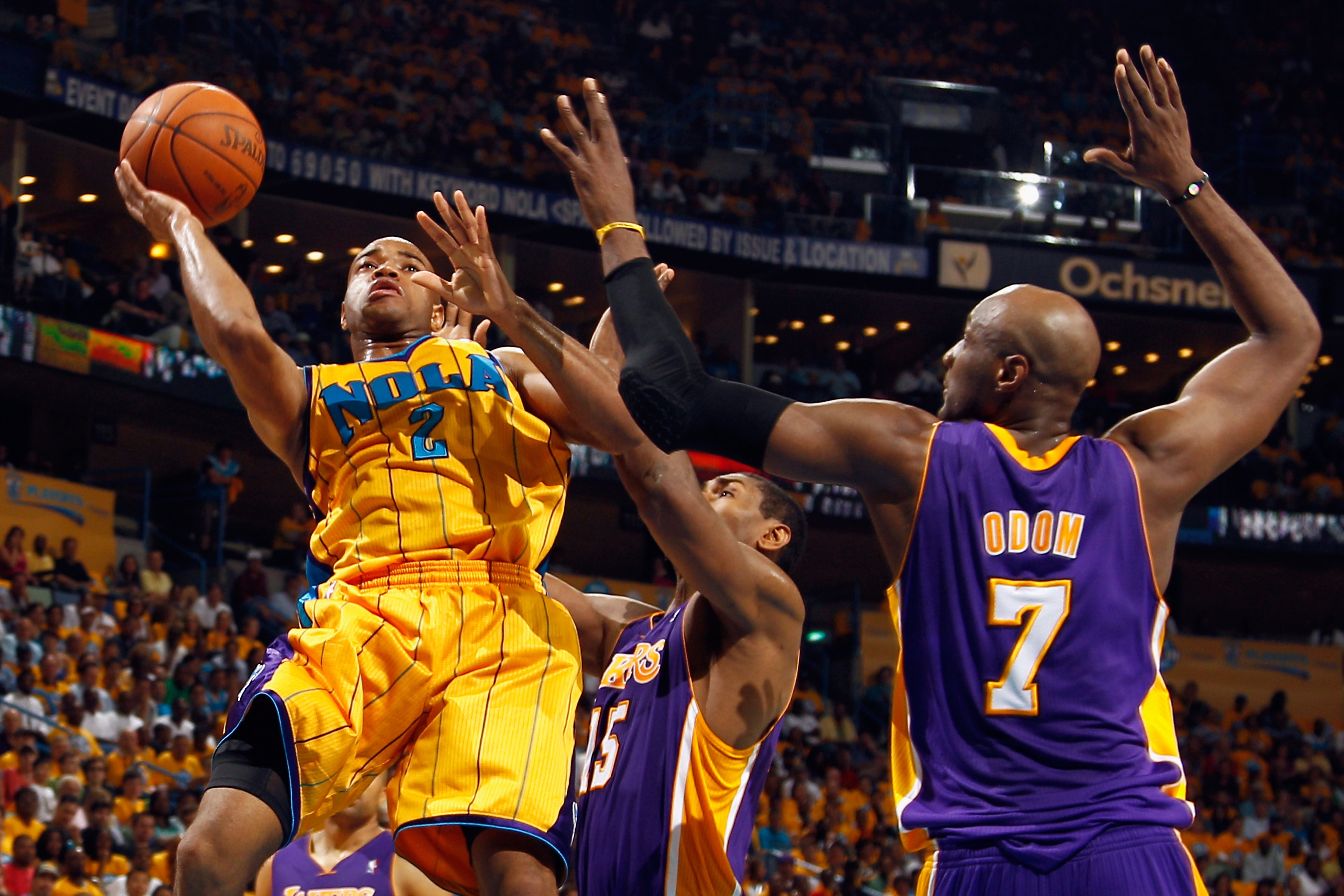 NEW ORLEANS, LA - APRIL 22:  Jarrett Jack #2 of the New Orleans Hornets shoots the ball over Ron Artest #15 and Lamar Odom #7 of the Los Angeles Lakers in Game Three of the Western Conference Quarterfinals in the 2011 NBA Playoffs at the New Orleans Arena
