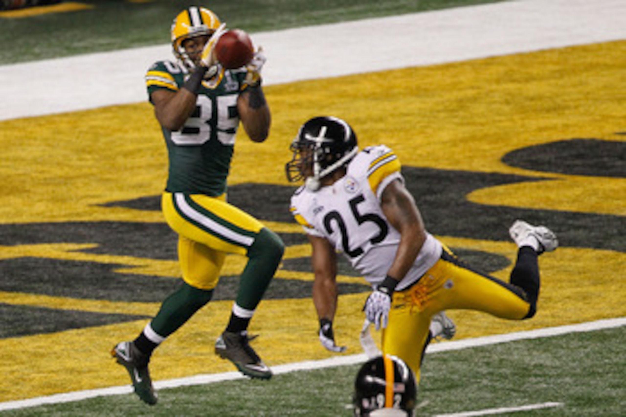 ARLINGTON, TX - FEBRUARY 06:  Greg Jennings #85 of the Green Bay Packers catches a 21 yard touchdown pass against the Pittsburgh Steelers during the second quarter of Super Bowl XLV at Cowboys Stadium on February 6, 2011 in Arlington, Texas.  (Photo by Jo