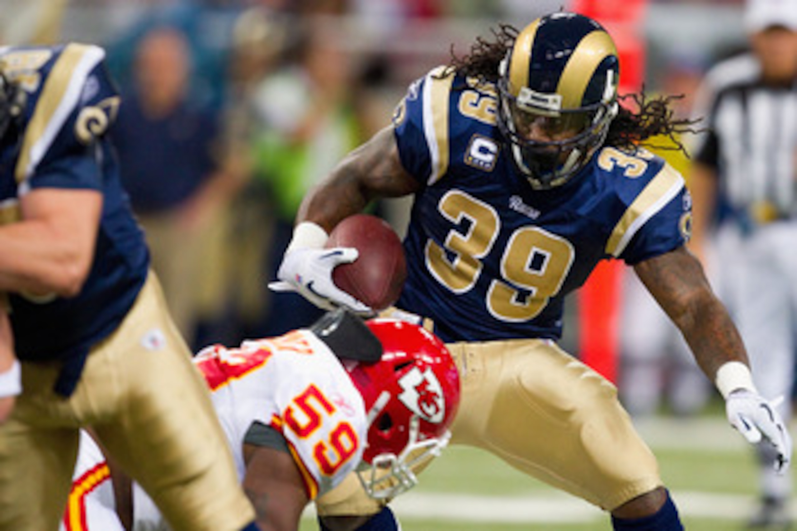 ST. LOUIS, MO - DECEMBER 19: Steven Jackson #39 of the St. Louis Rams rushes against the Kansas City Chiefs at the Edward Jones Dome on December 19, 2010 in St. Louis, Missouri.  The Chiefs beat the Rams 27-13.  (Photo by Dilip Vishwanat/Getty Images)