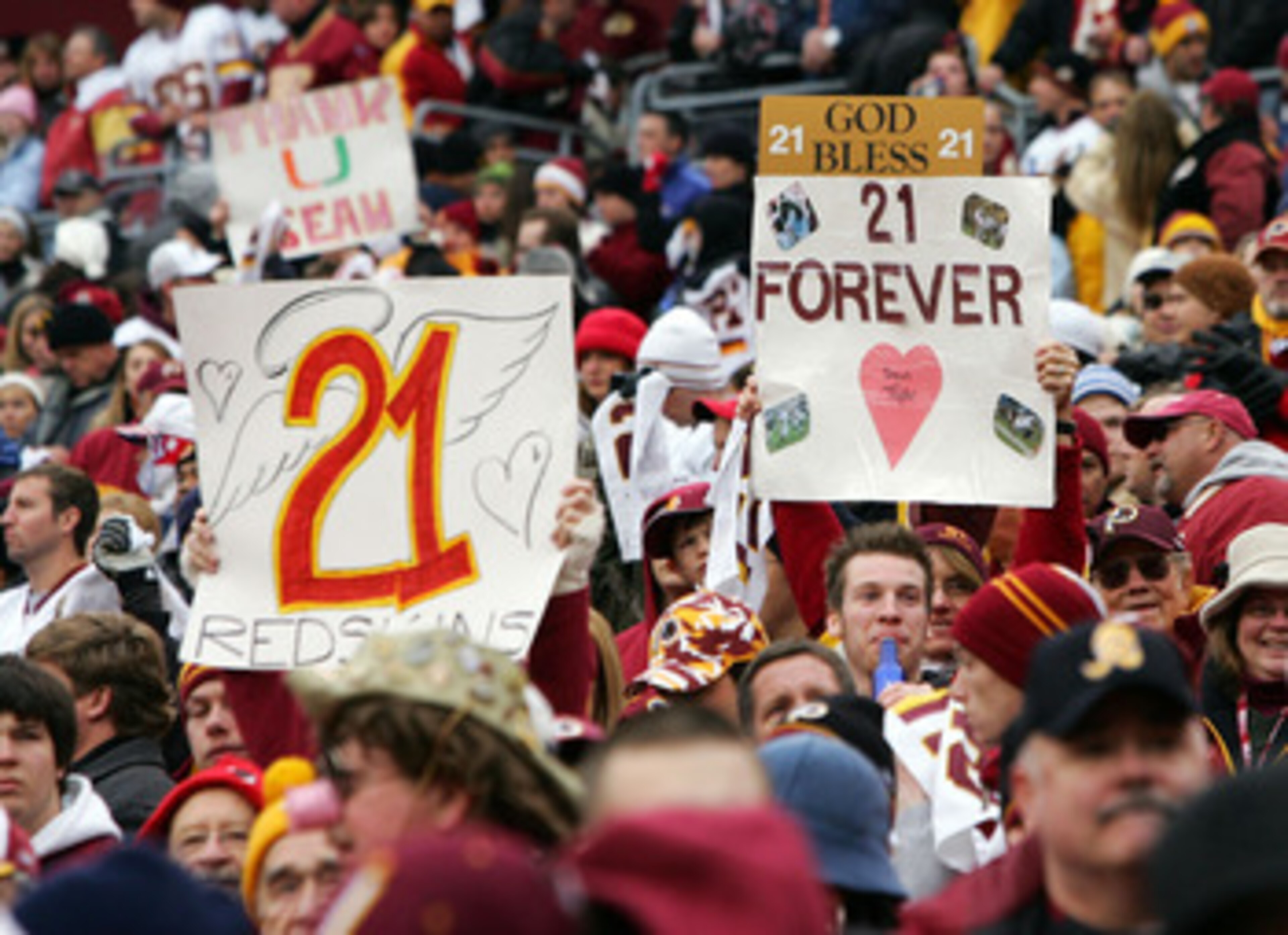 LANDOVER, MD - DECEMBER 02:  Fans of the Washington Redskins hold up signs honoring the late Sean Taylor prior to the game against the Buffalo Bills on December 2, 2007 at FedEx Field in Landover, Maryland.  (Photo by Jim McIsaac/Getty Images)