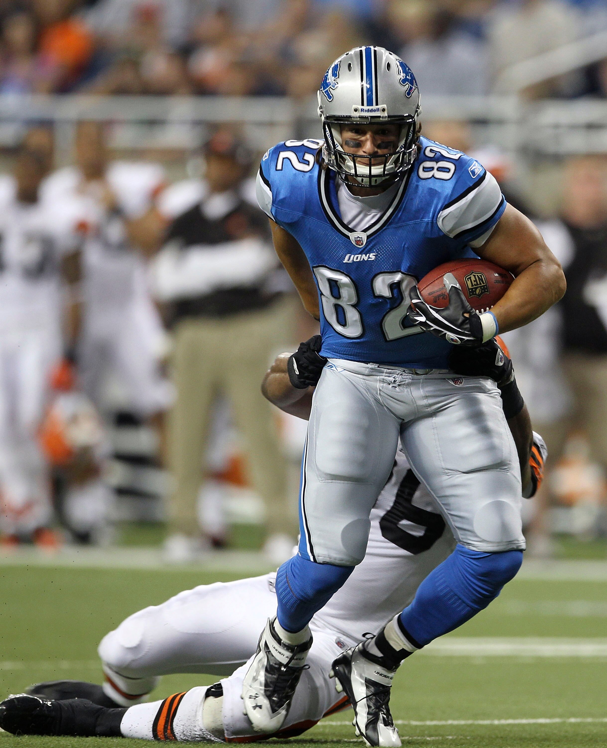 DETROIT - AUGUST 28: Dan Gronkowski #82 of the Detroit Lions catches a short pass in the fourth quarter during the preseason game against the Cleveland Browns at Ford Field on August 28, 2010 in Detroit, Michigan. The Lions defeated the Browns 35-27.  (Ph