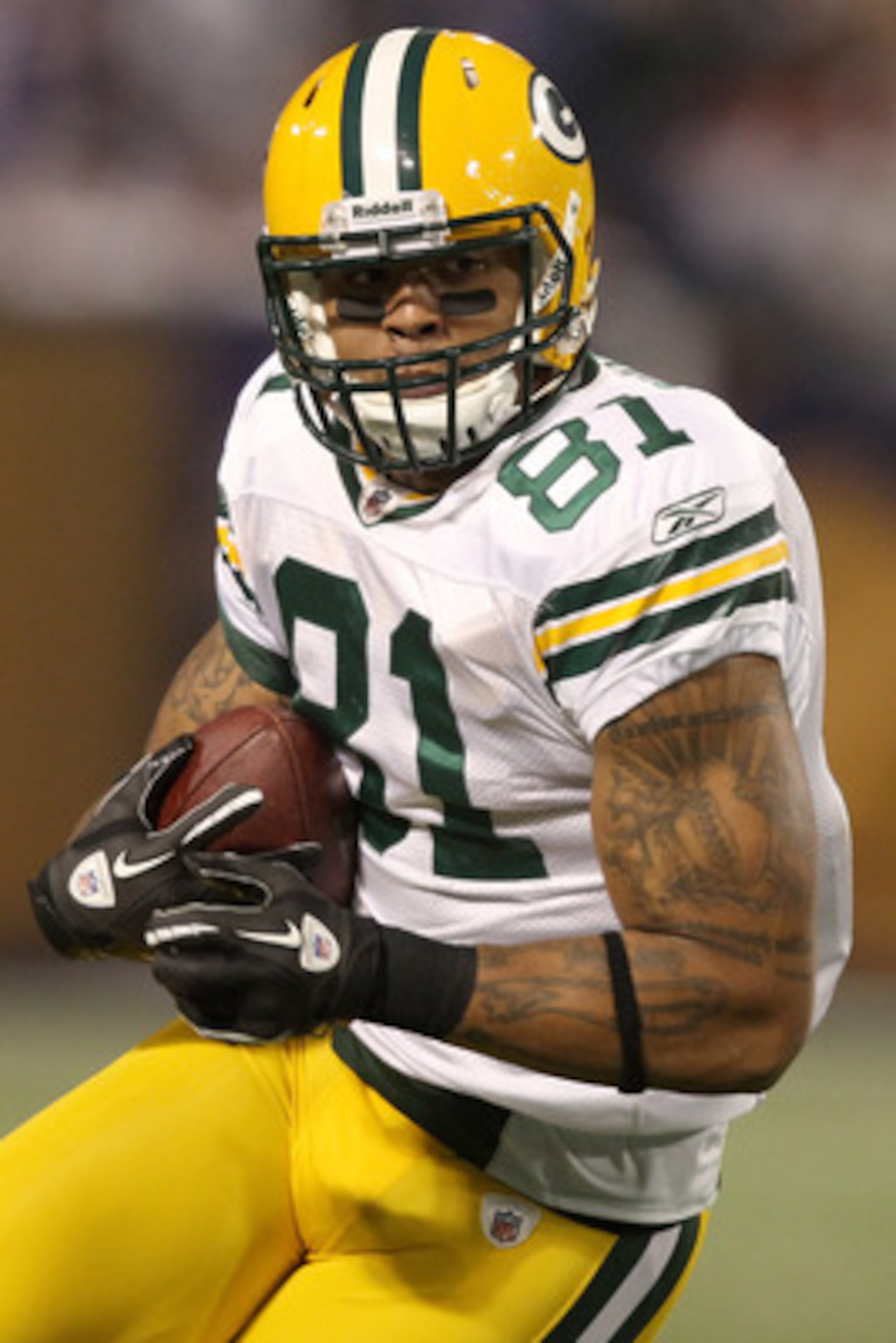 MINNEAPOLIS - NOVEMBER 21: Andrew Quarless #81 of the Green Bay Packers carries the ball after making a catch against the Minnesota Vikings at the Hubert H. Humphrey Metrodome on November 21, 2010 in Minneapolis, Minnesota.  (Photo by Matthew Stockman/Get