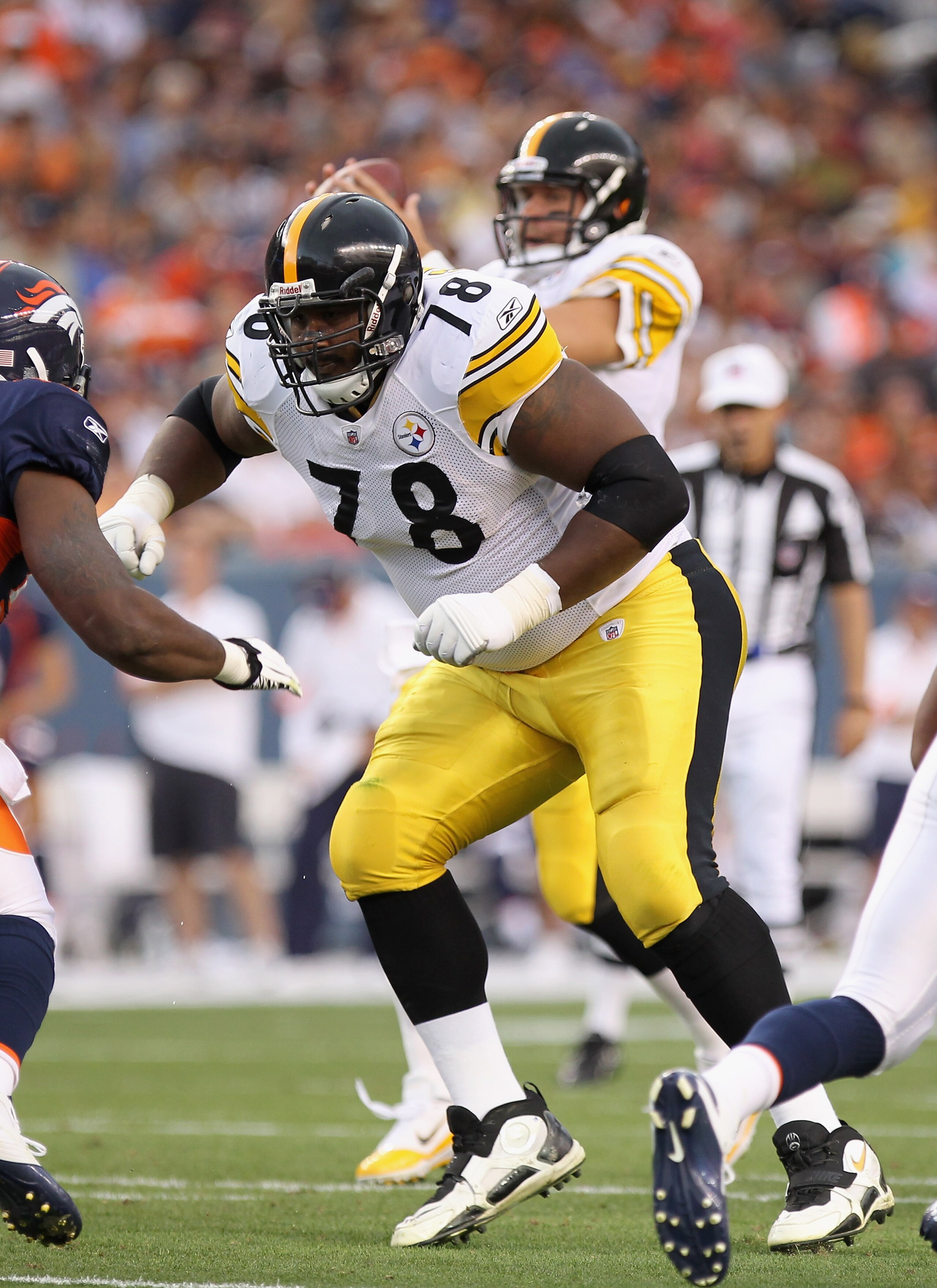 DENVER - AUGUST 29:  Offensive tackle Max Starks #78 of the Pittsburgh Steelers defends quarterback Ben Rothlisberger #7 against the Denver Broncos during preseason NFL action at INVESCO Field at Mile High on August 29, 2010 in Denver, Colorado. The Bronc