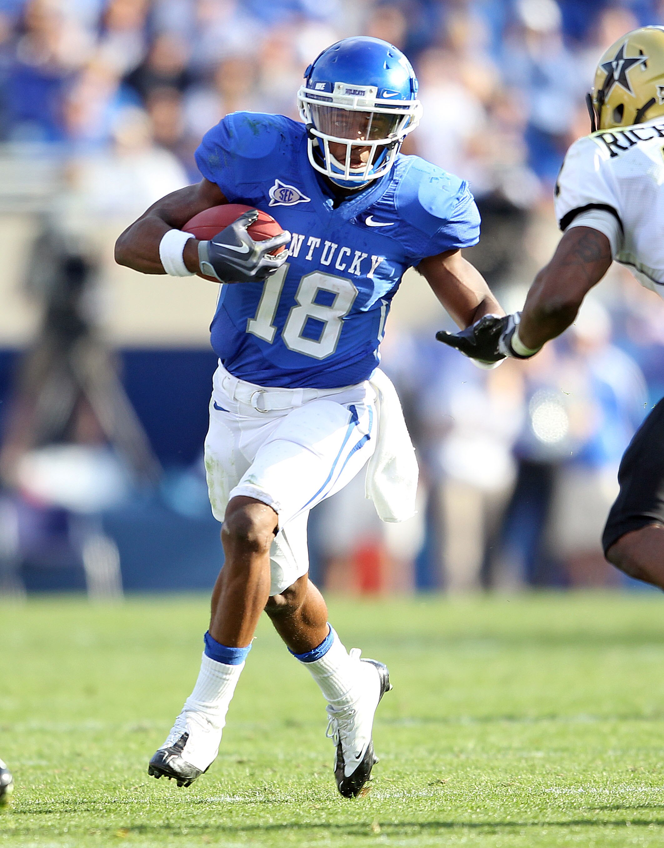 LEXINGTON, KY - NOVEMBER 13: Randall Cobb #18 of the Kentucky Wildcats runs with the ball during the game against the Vanderbilt Commodores at Commonwealth Stadium on November 13, 2010 in Lexington, Kentucky. Kentucky won 38-20. (Photo by Andy Lyons/Getty