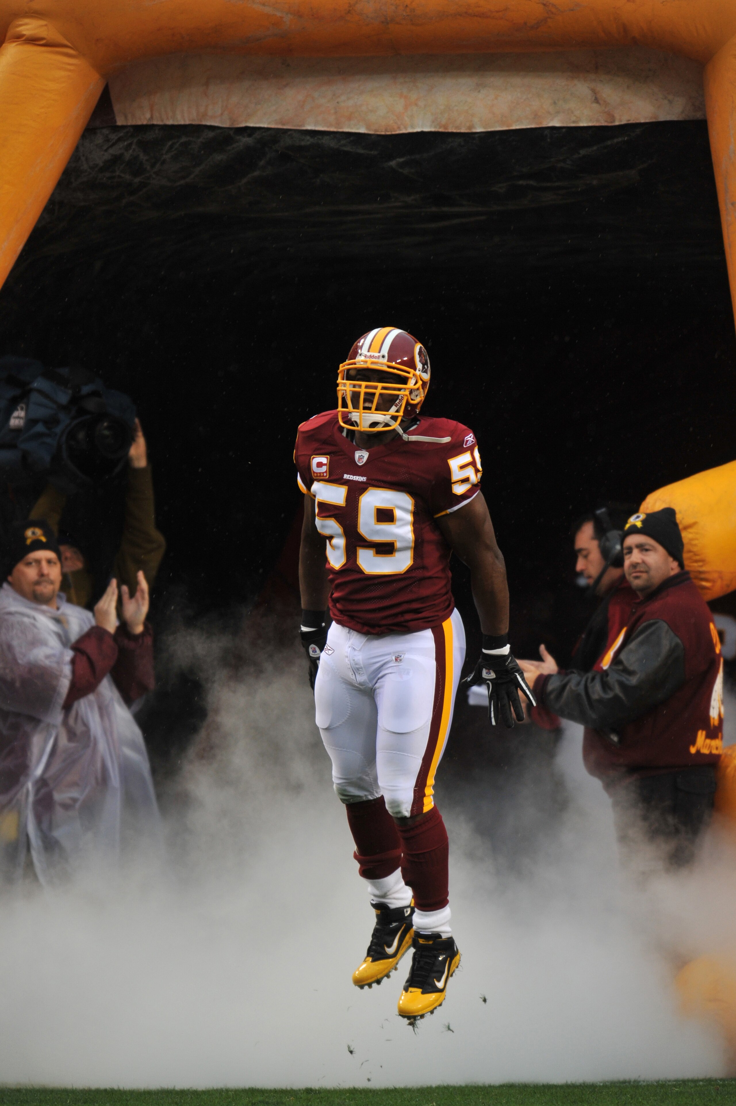 LANDOVER, MD - DECEMBER 12: London Fletcher #59 of the Washington Redskins is introduced before the game against the Tampa Bay Buccaneers at FedExField on December 12, 2010 in Landover, Maryland. The Buccaneers defeated the Redskins 17-16. (Photo by Lar LANDOVER, MD - DECEMBER 12: London Fletcher #59 of the Washington Redskins is introduced before the game against the Tampa Bay Buccaneers at FedExField on December 12, 2010 in Landover, Maryland. The Buccaneers defeated the Redskins 17-16. (Photo by Lar